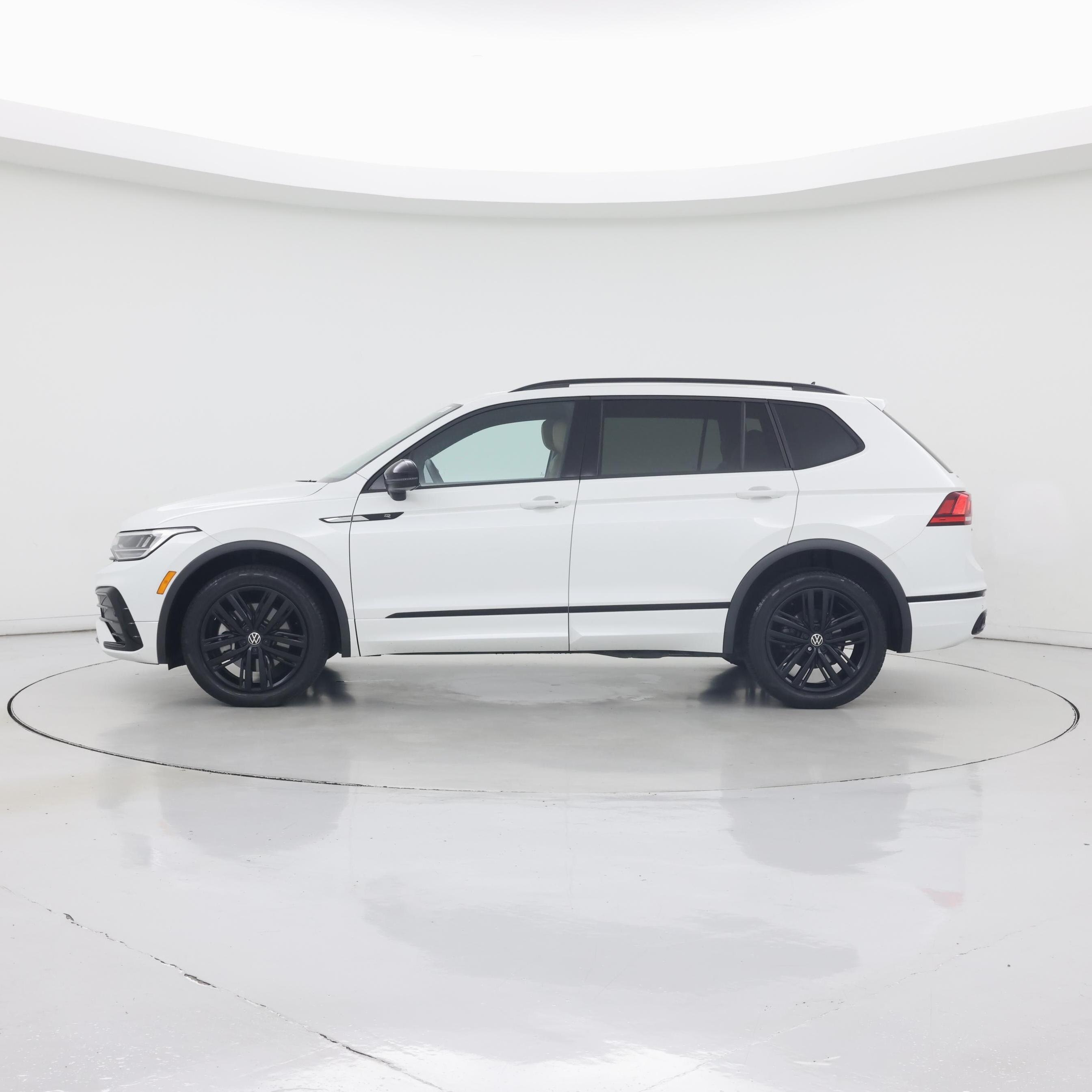 Thumbnail: 2022 Volkswagen Tiguan - 3