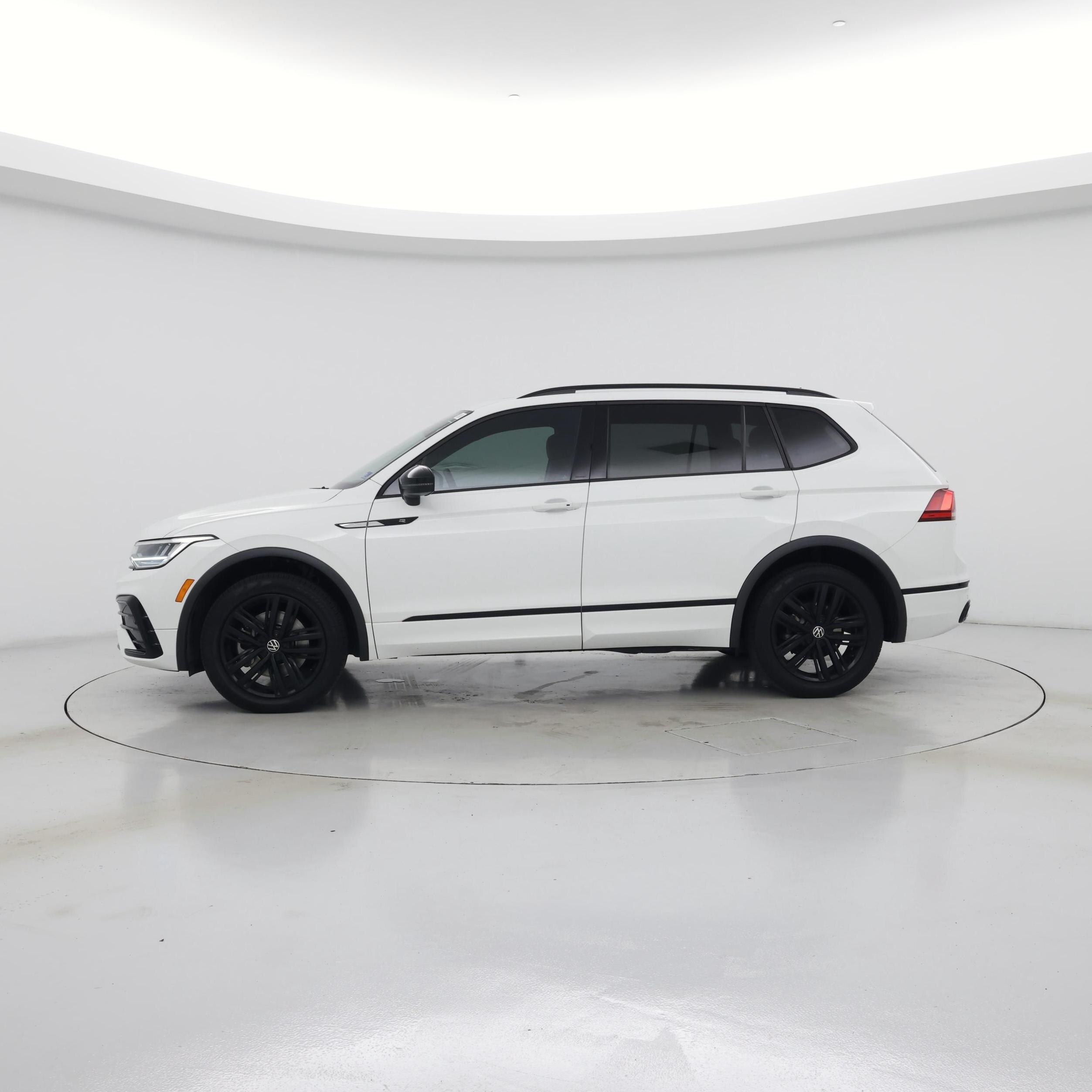Thumbnail: 2022 Volkswagen Tiguan - 3