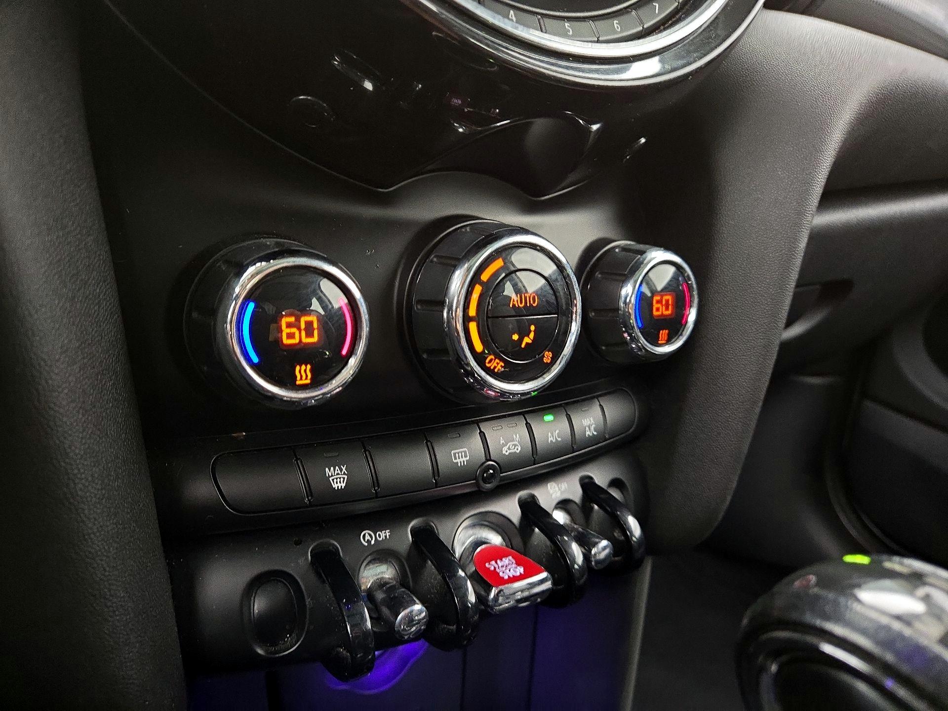 Thumbnail: 2015 MINI Cooper Hardtop - 15
