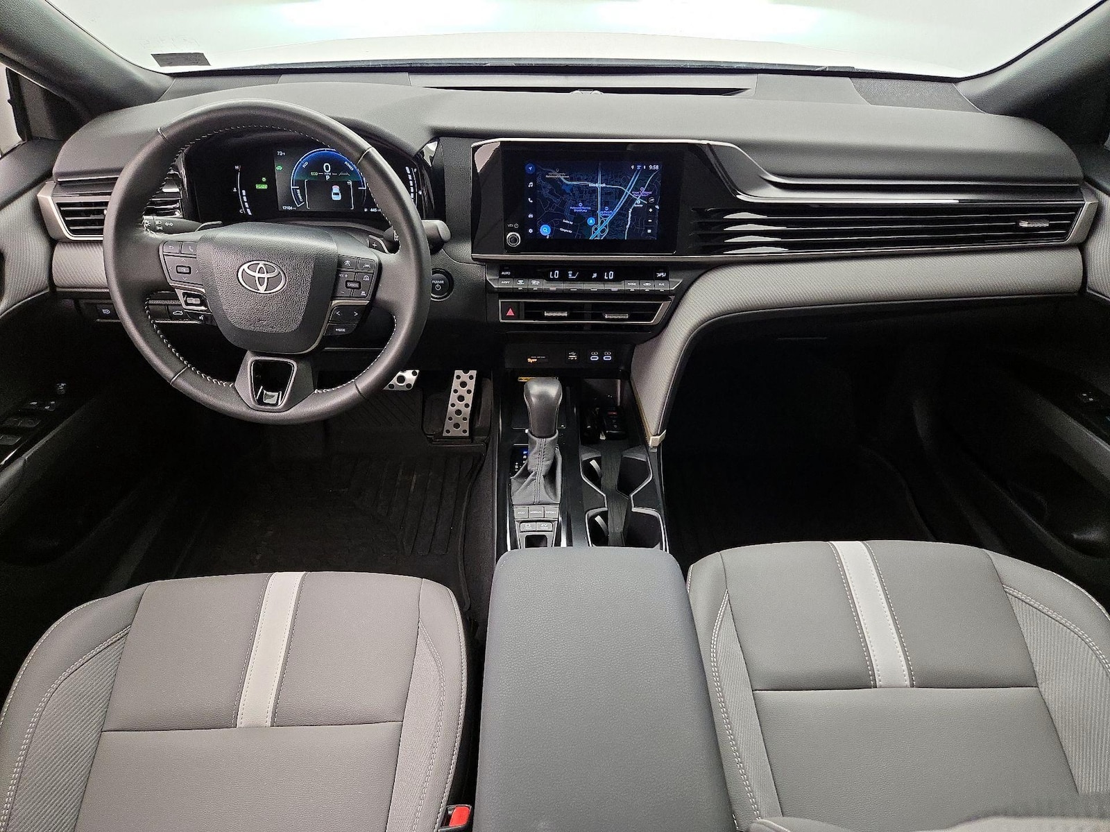 2025 Toyota Camry SE - Photo 10