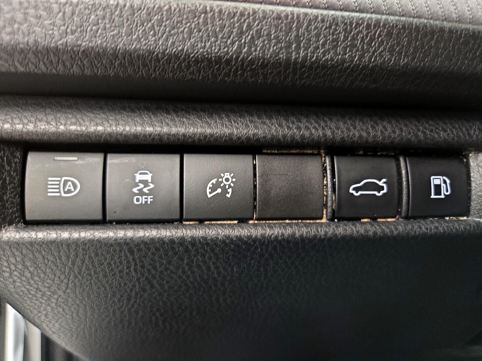 2025 Toyota Camry SE - Photo 14