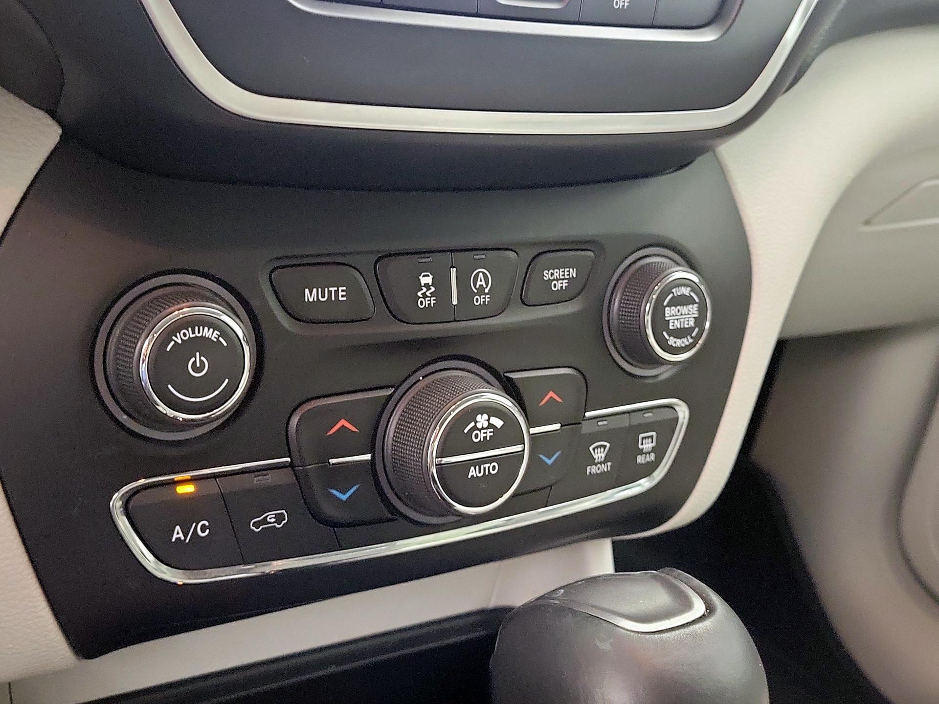 Thumbnail: 2021 Jeep Cherokee - 16