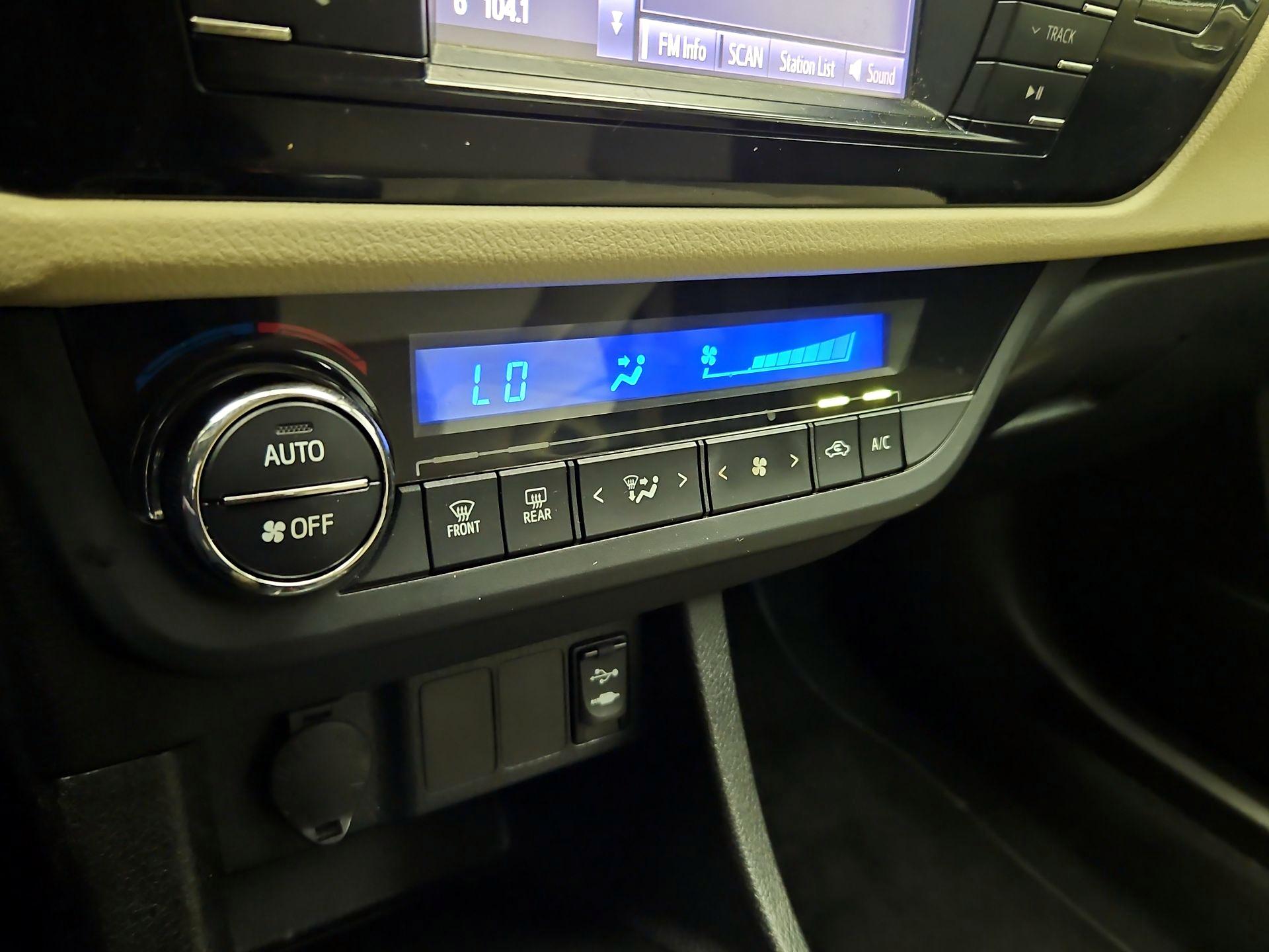 Thumbnail: 2014 Toyota Corolla - 16