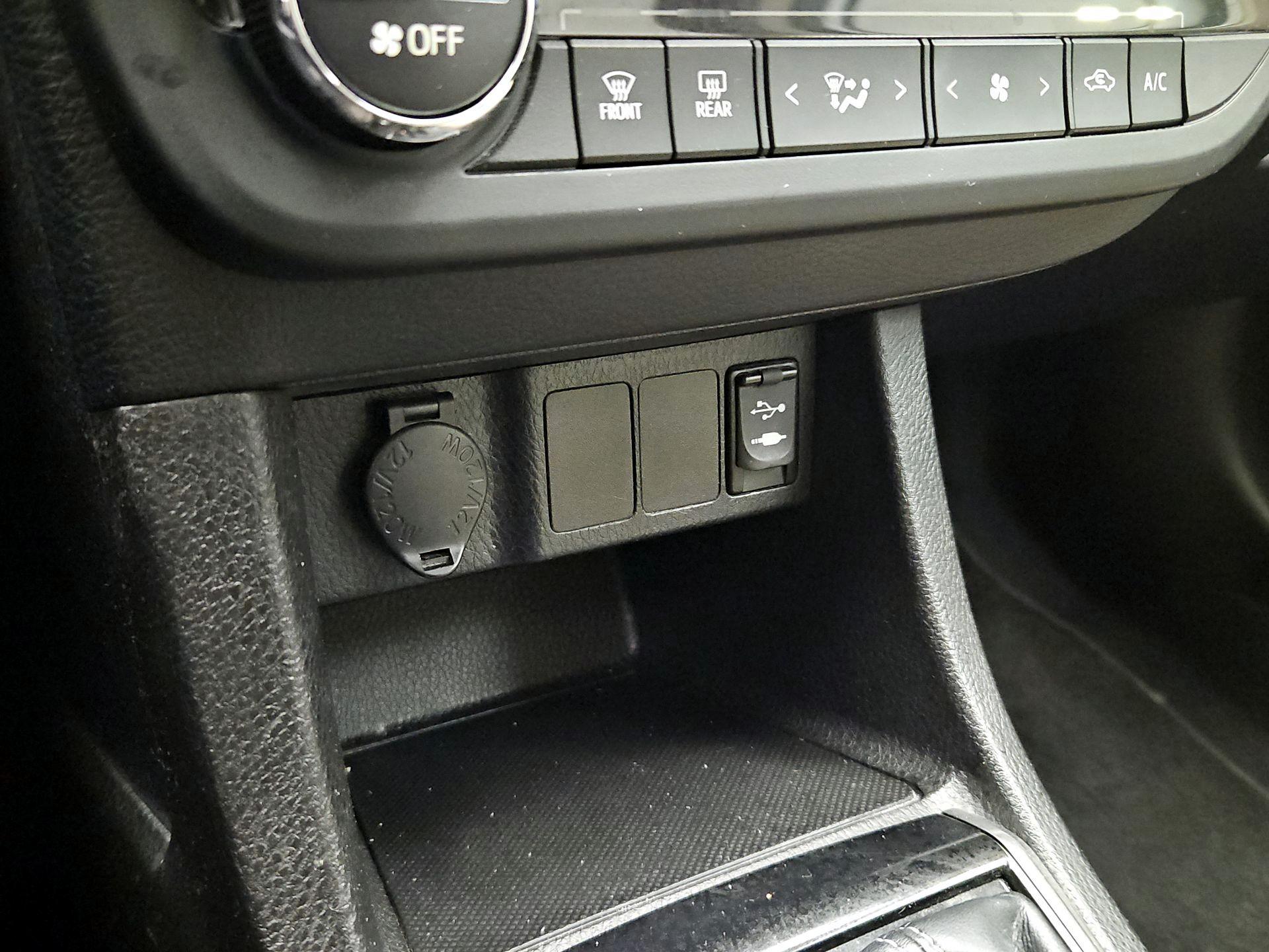 Thumbnail: 2014 Toyota Corolla - 18