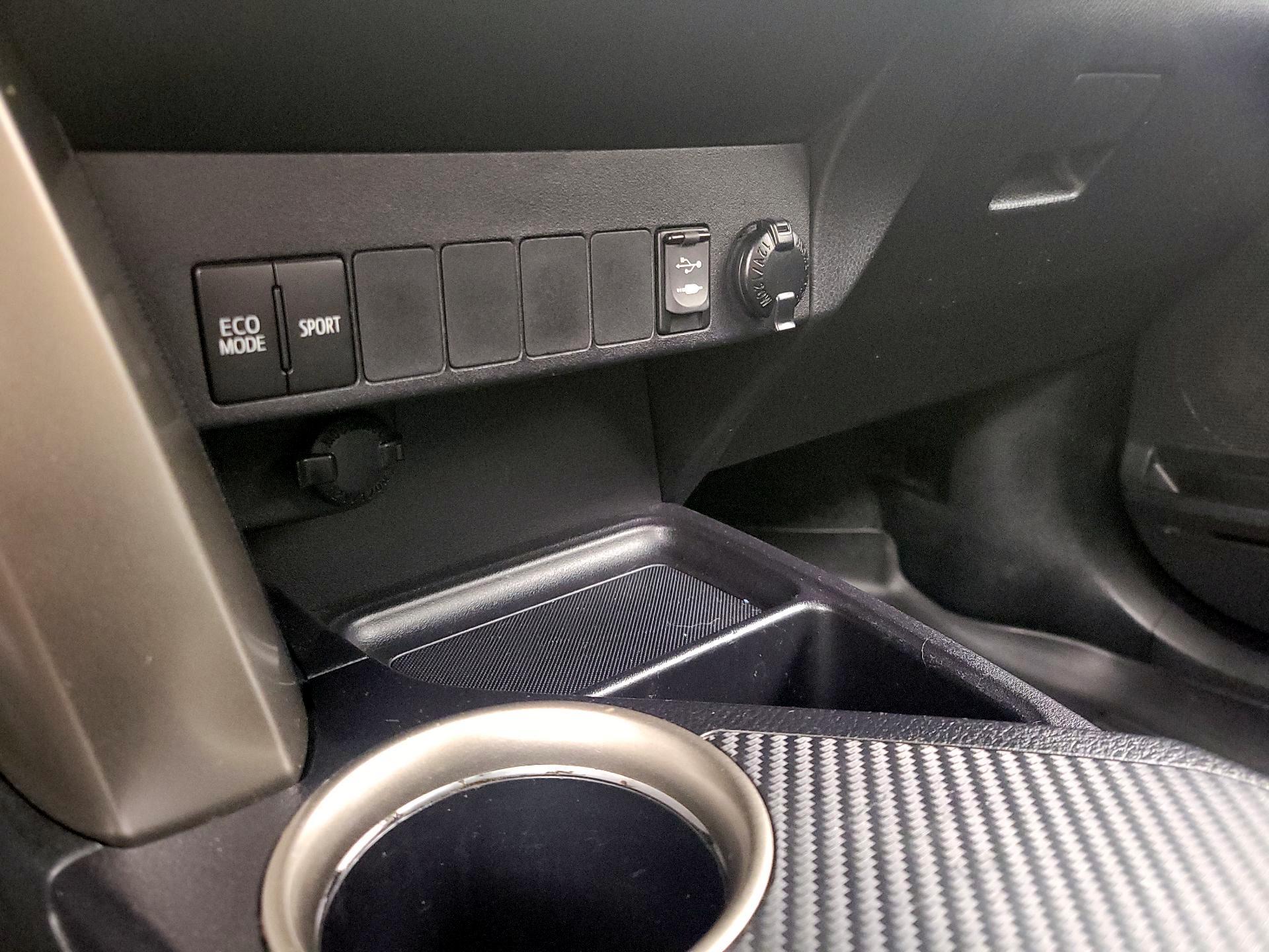 Thumbnail: 2015 Toyota RAV4 - 18