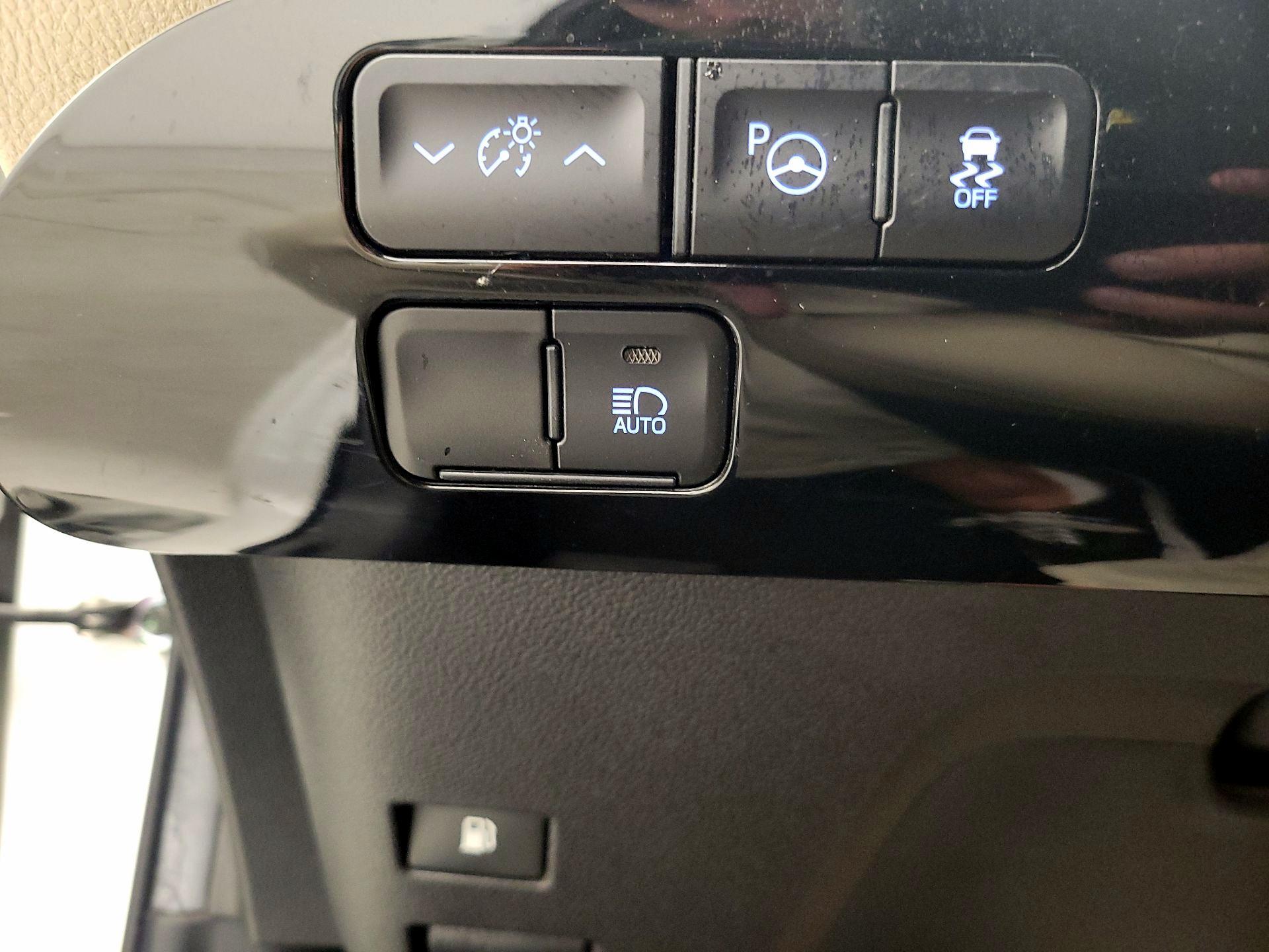 Thumbnail: 2020 Toyota Prius - 13