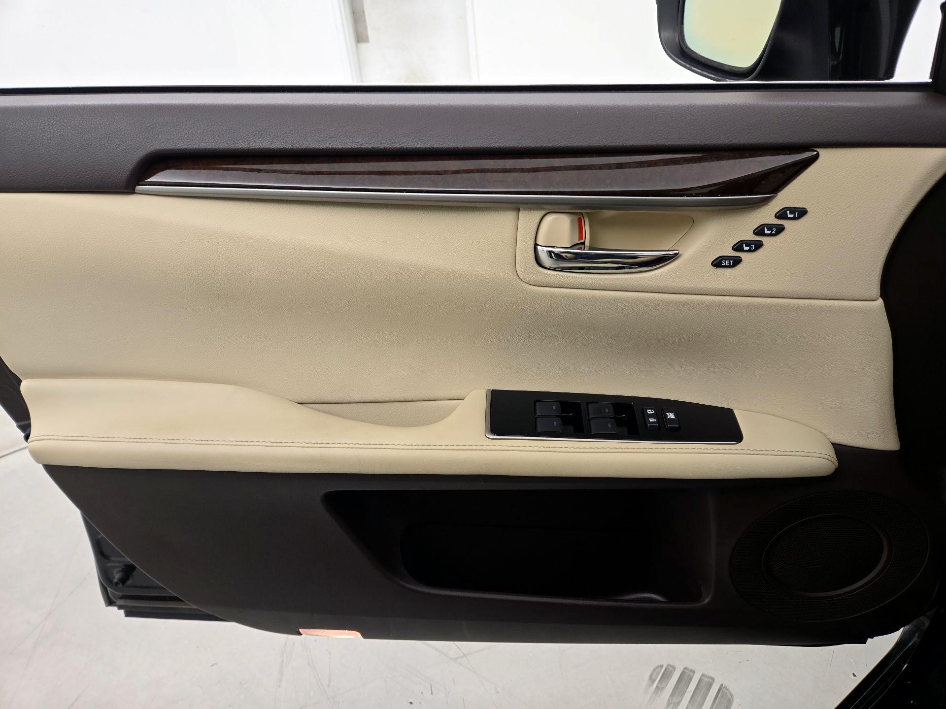 Thumbnail: 2016 Lexus ES - 12