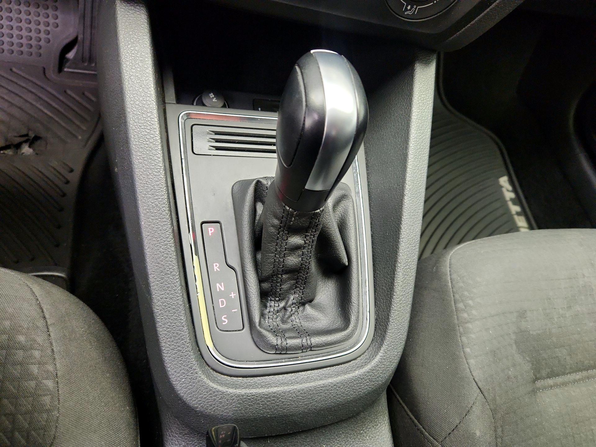 Thumbnail: 2016 Volkswagen Jetta - 16