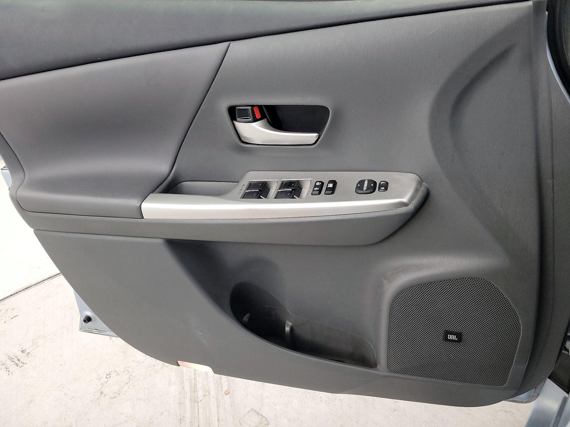 Thumbnail: 2014 Toyota Prius v - 12