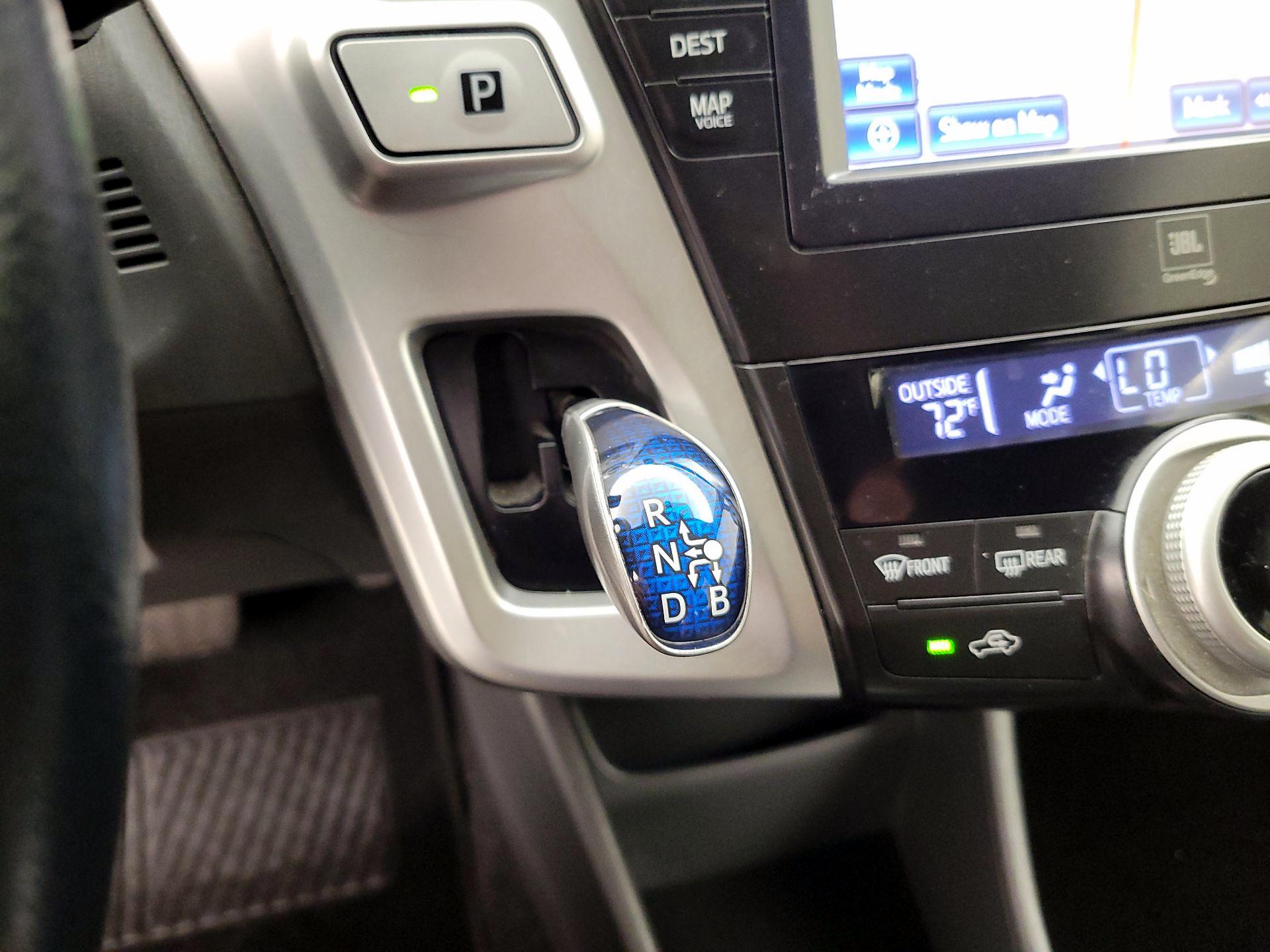 Thumbnail: 2014 Toyota Prius v - 15