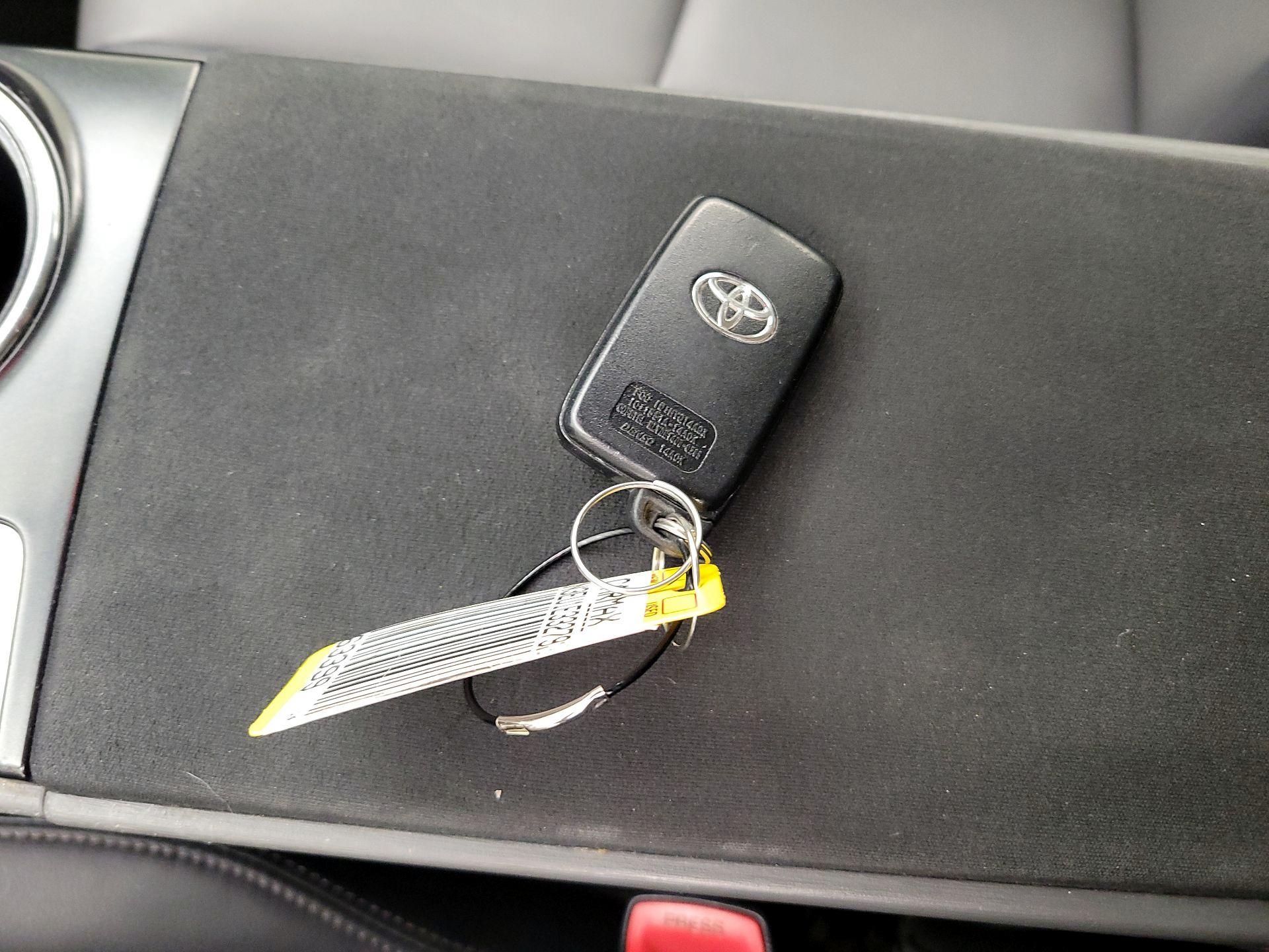 Thumbnail: 2014 Toyota Prius v - 18