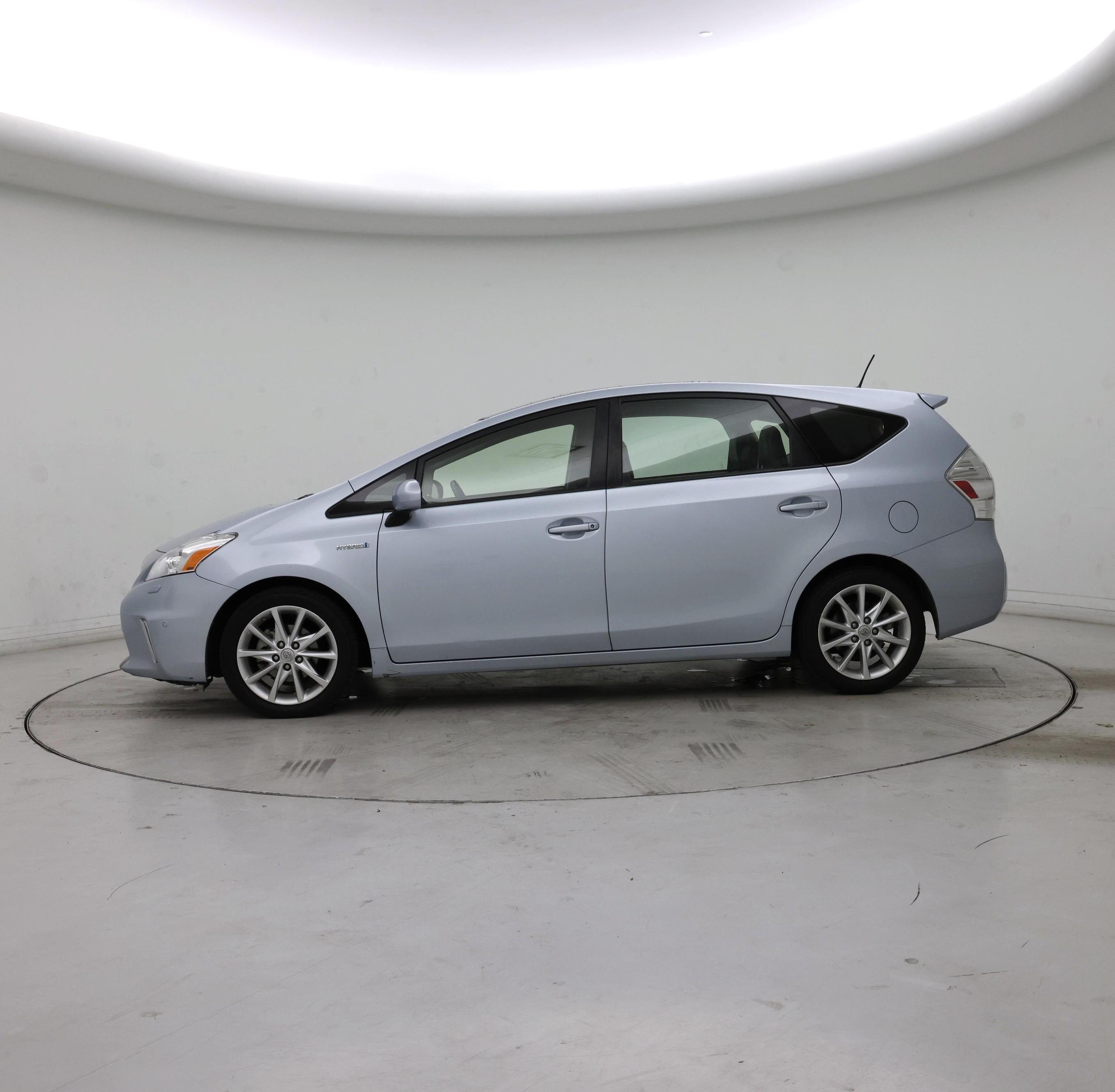 Thumbnail: 2014 Toyota Prius v - 3