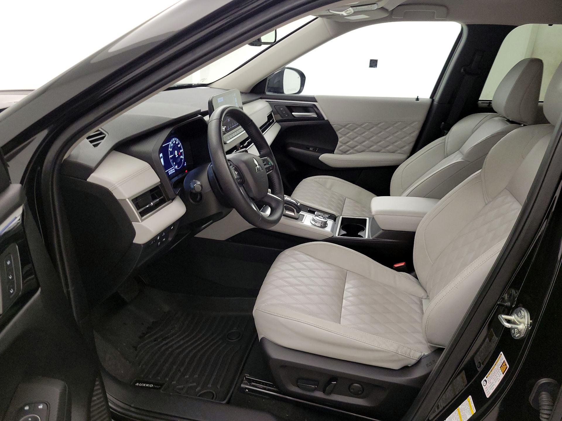 Thumbnail: 2024 Mitsubishi Outlander - 11