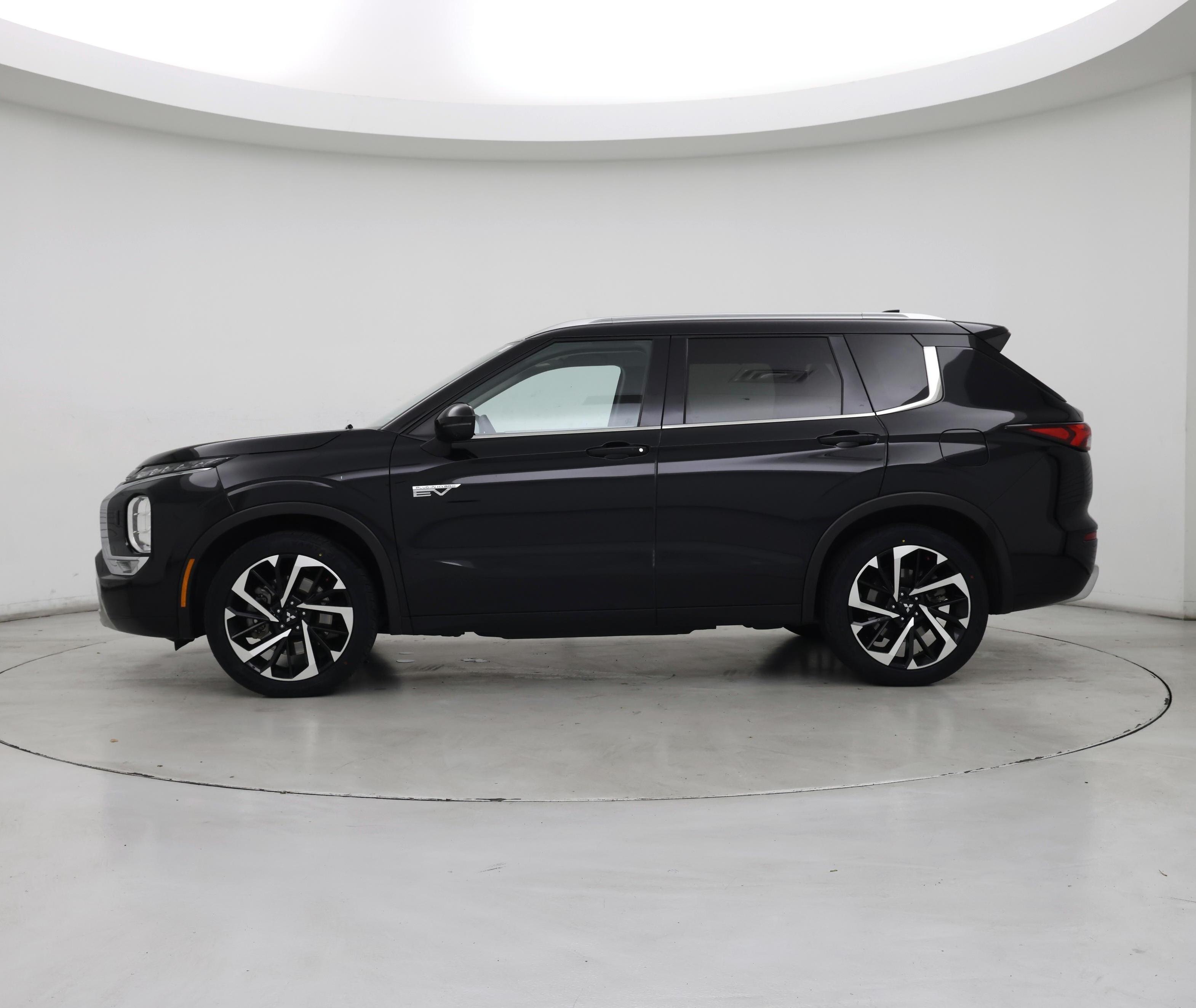 Thumbnail: 2024 Mitsubishi Outlander - 3