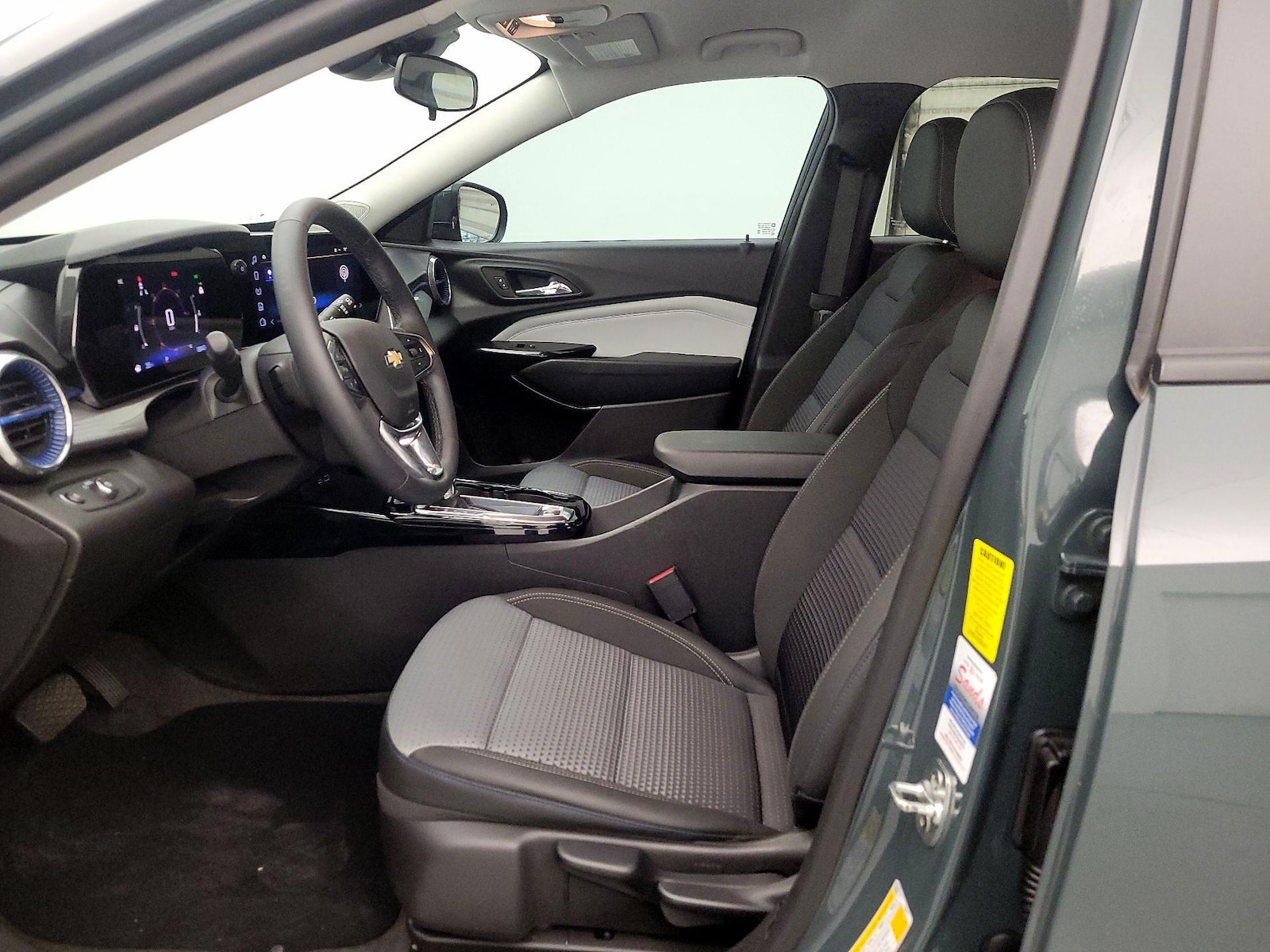 2025 Chevrolet Trax LT - Photo 12