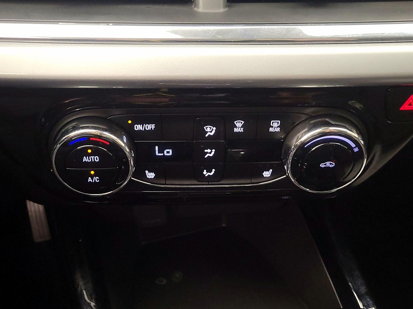 2025 Chevrolet Trax LT - Photo 17