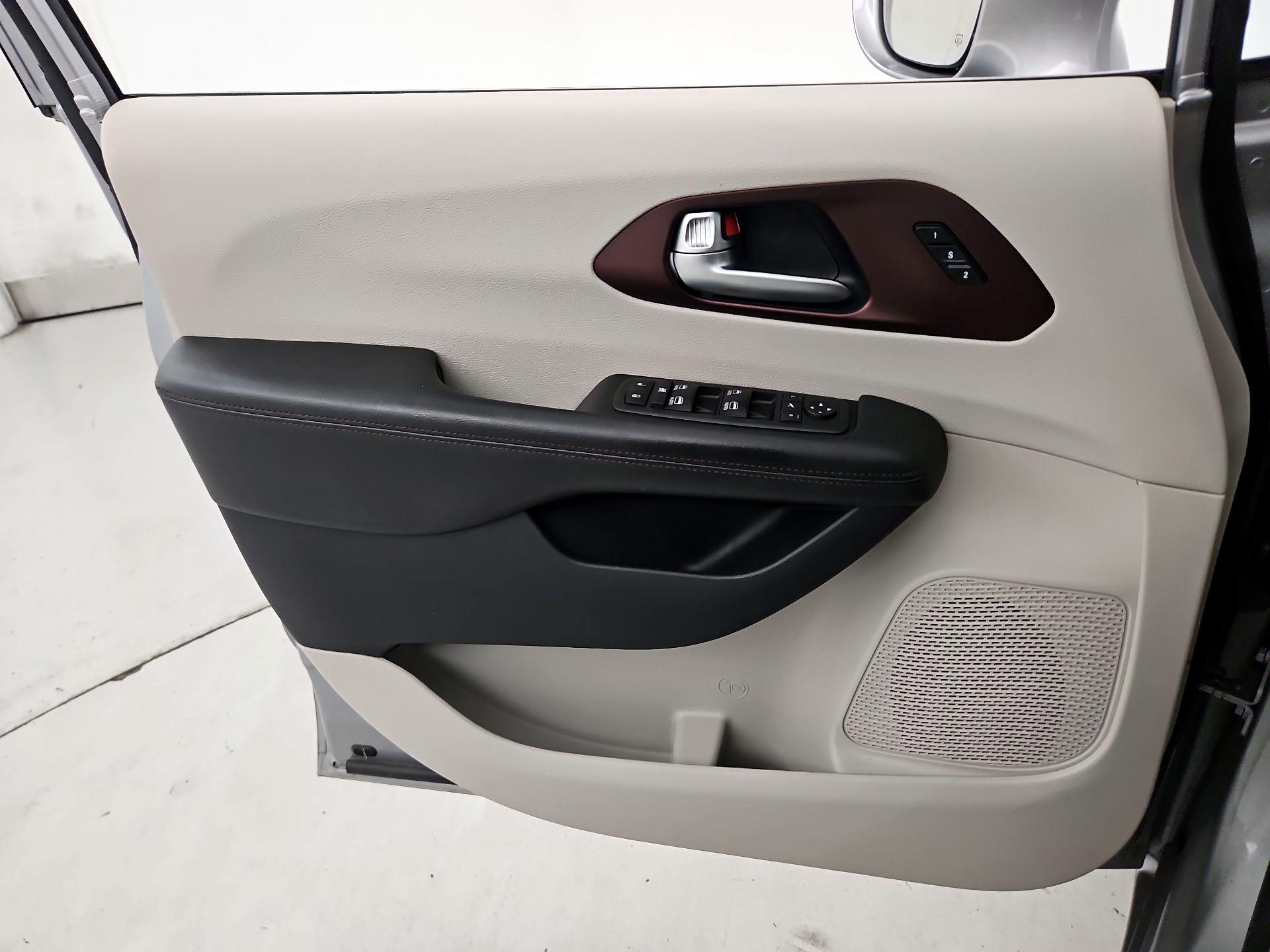 Thumbnail: 2020 Chrysler Pacifica - 12