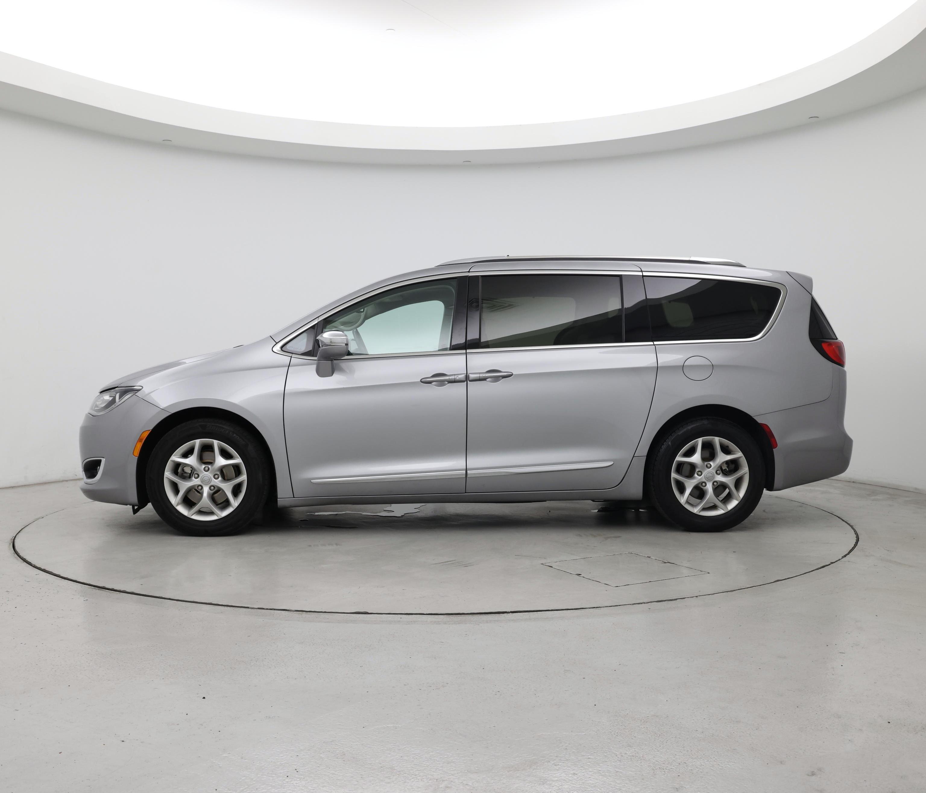 Thumbnail: 2020 Chrysler Pacifica - 3