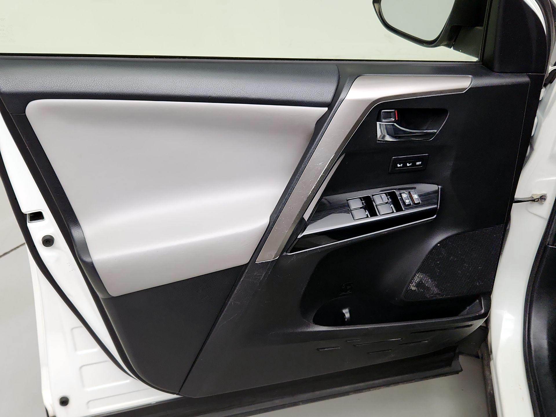 Thumbnail: 2018 Toyota RAV4 - 12