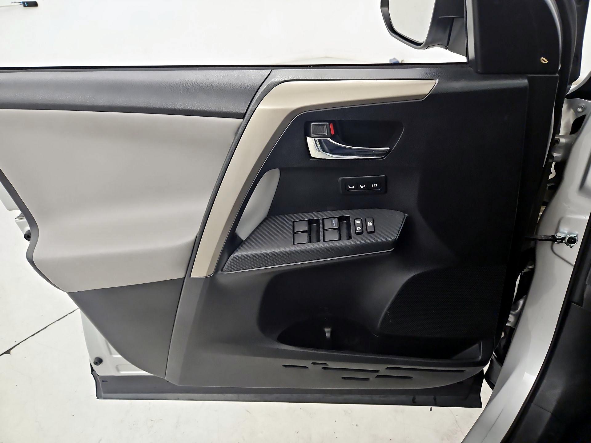 Thumbnail: 2015 Toyota RAV4 - 12