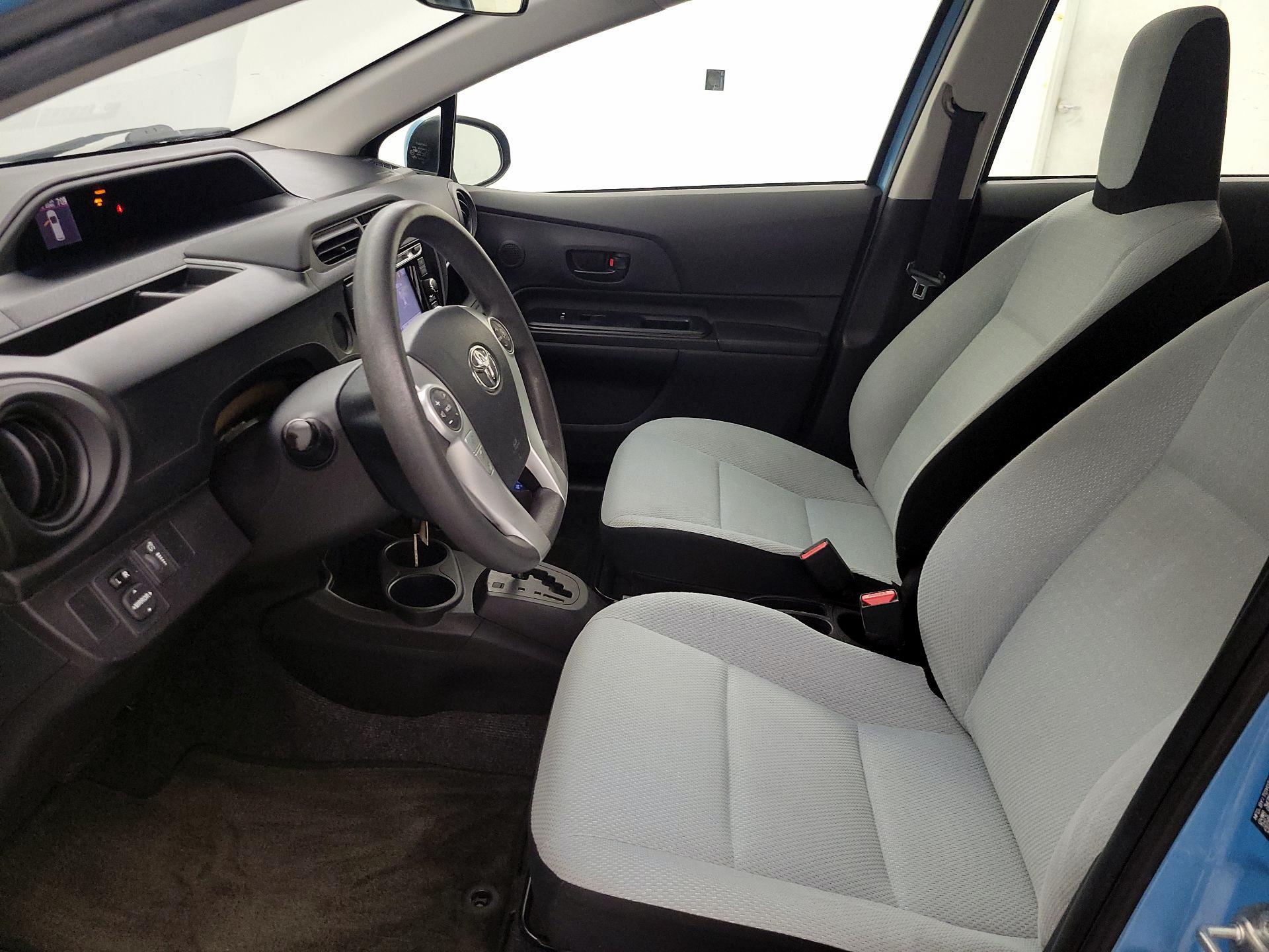 Thumbnail: 2015 Toyota Prius c - 11