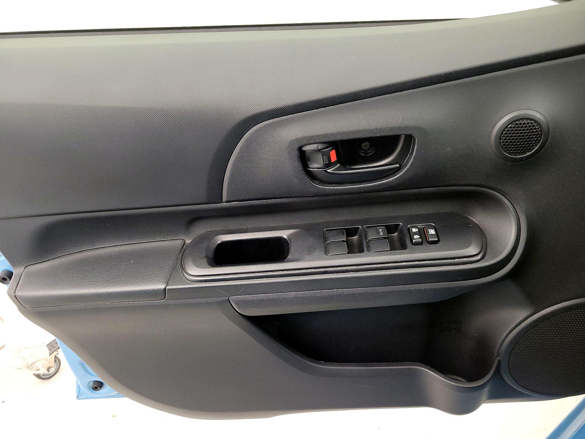 Thumbnail: 2015 Toyota Prius c - 12