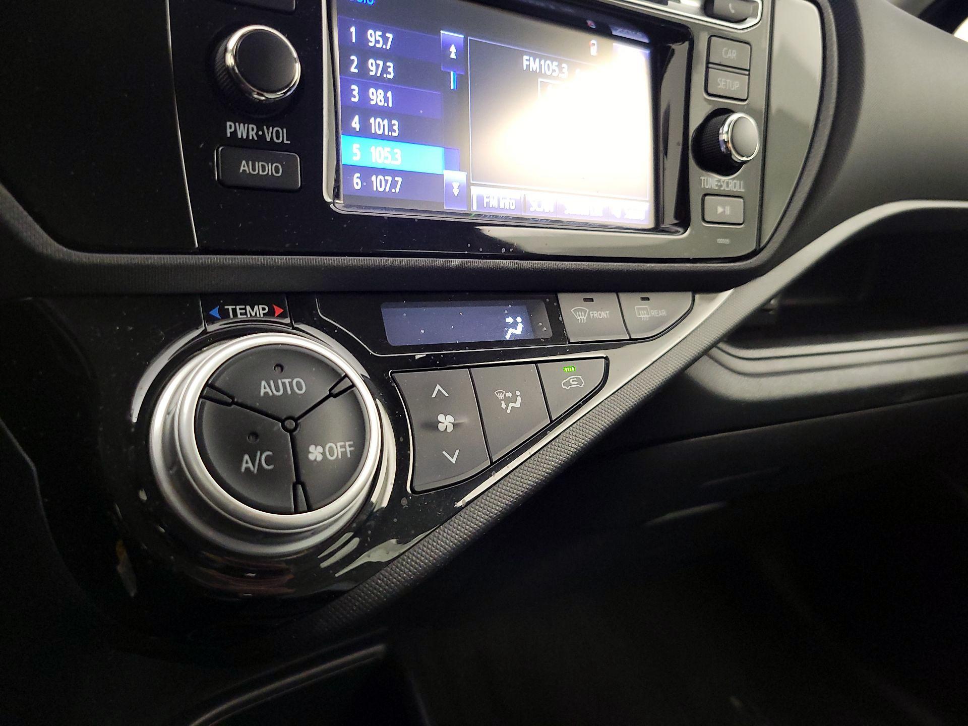 Thumbnail: 2015 Toyota Prius c - 15