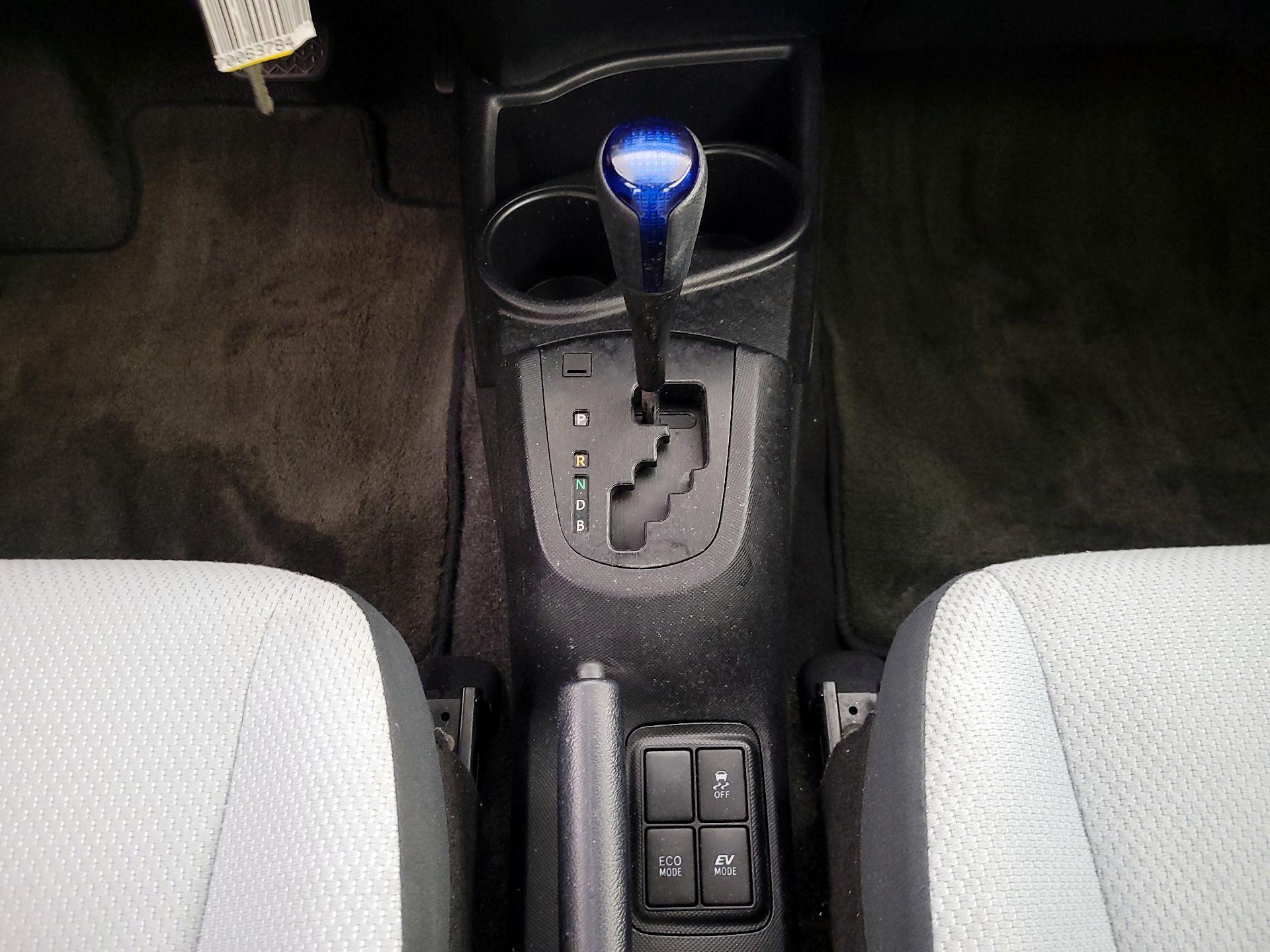 Thumbnail: 2015 Toyota Prius c - 16