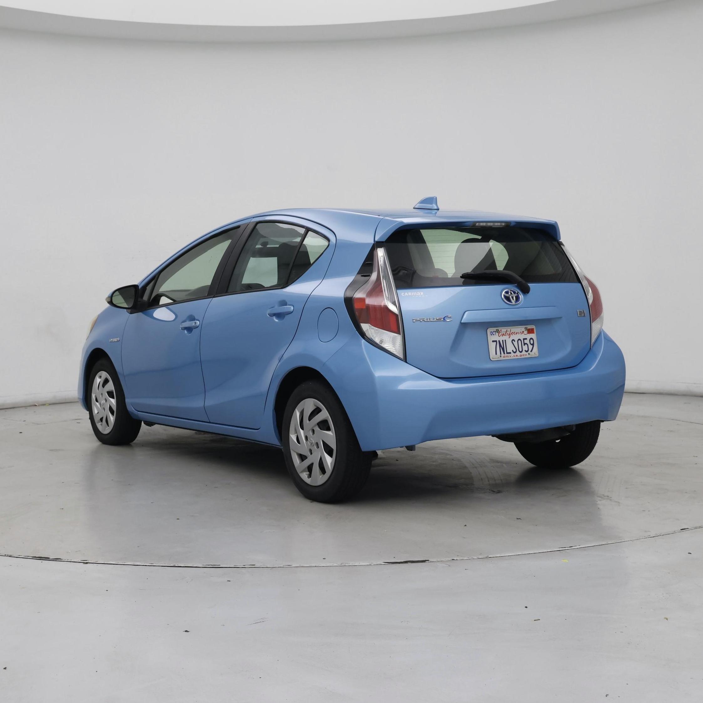 Thumbnail: 2015 Toyota Prius c - 2