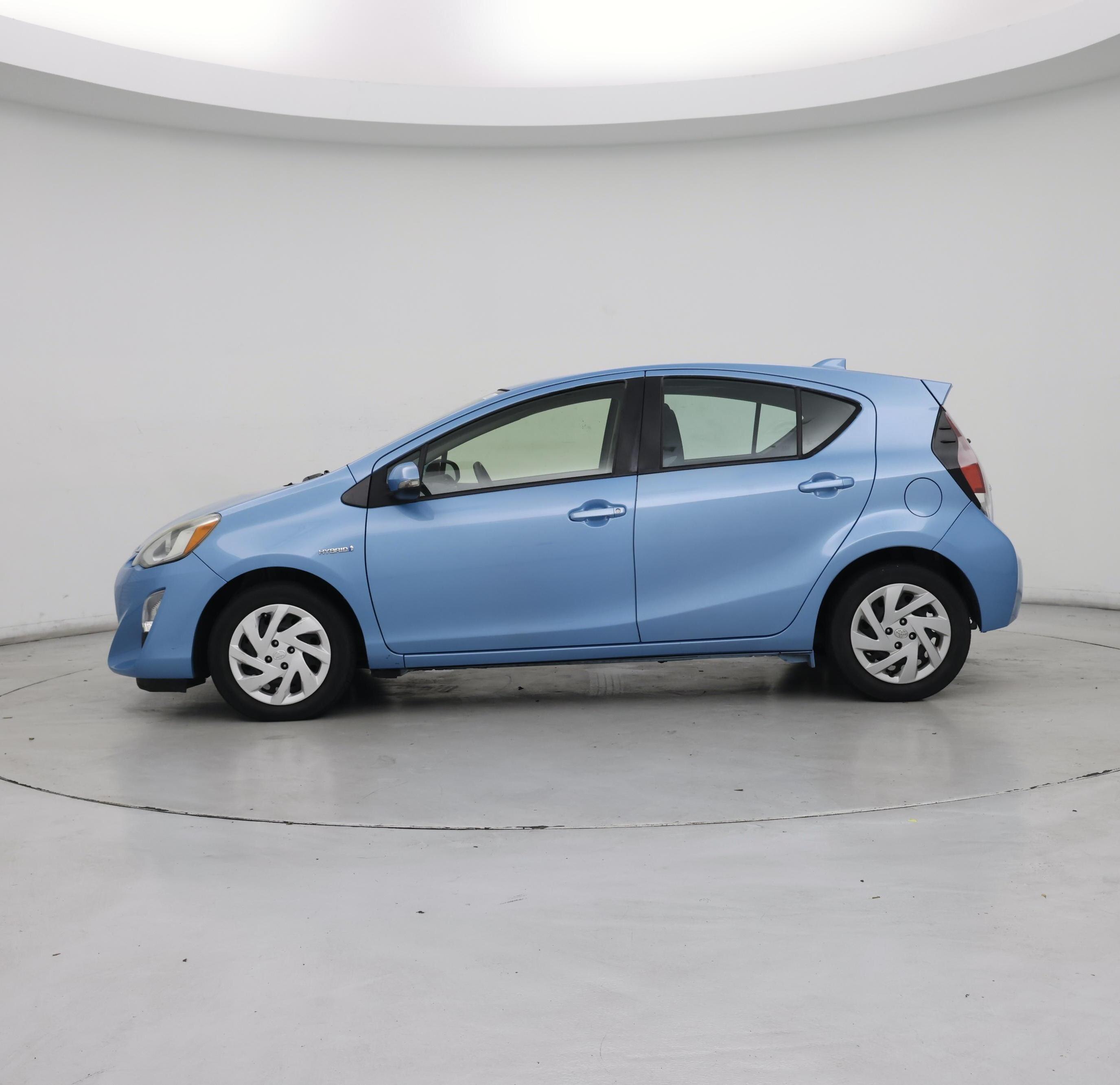 Thumbnail: 2015 Toyota Prius c - 3