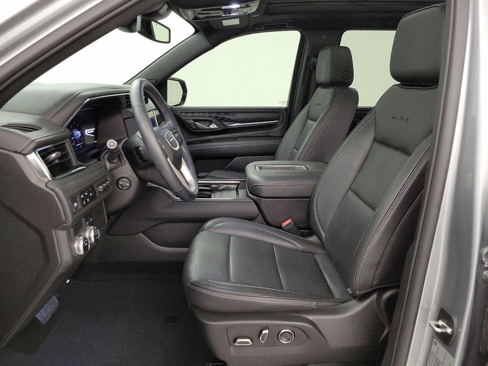 2024 GMC Yukon Denali - Photo 12