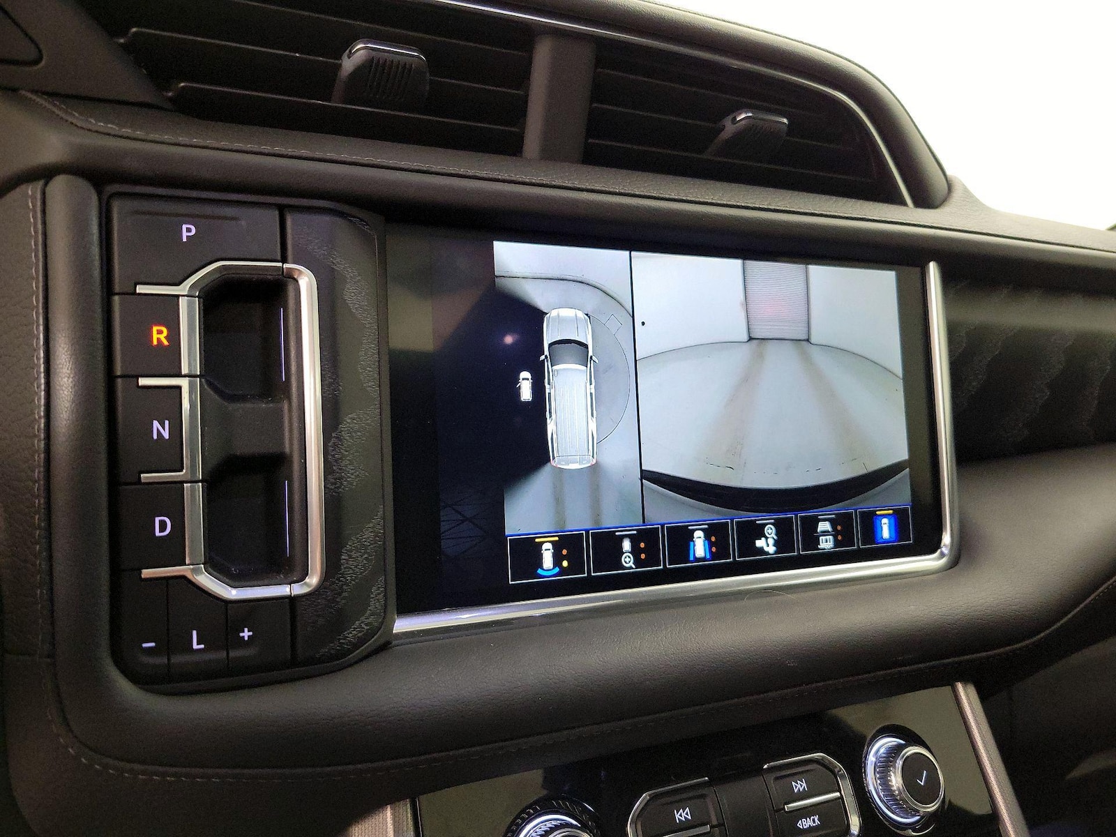 2024 GMC Yukon Denali - Photo 16