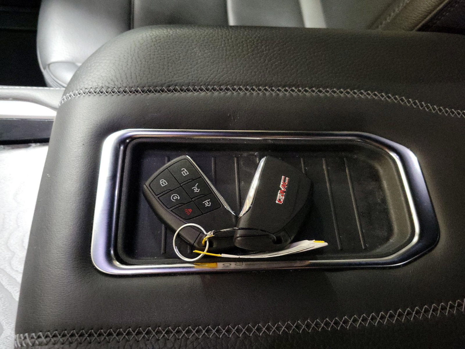 2024 GMC Yukon Denali - Photo 25