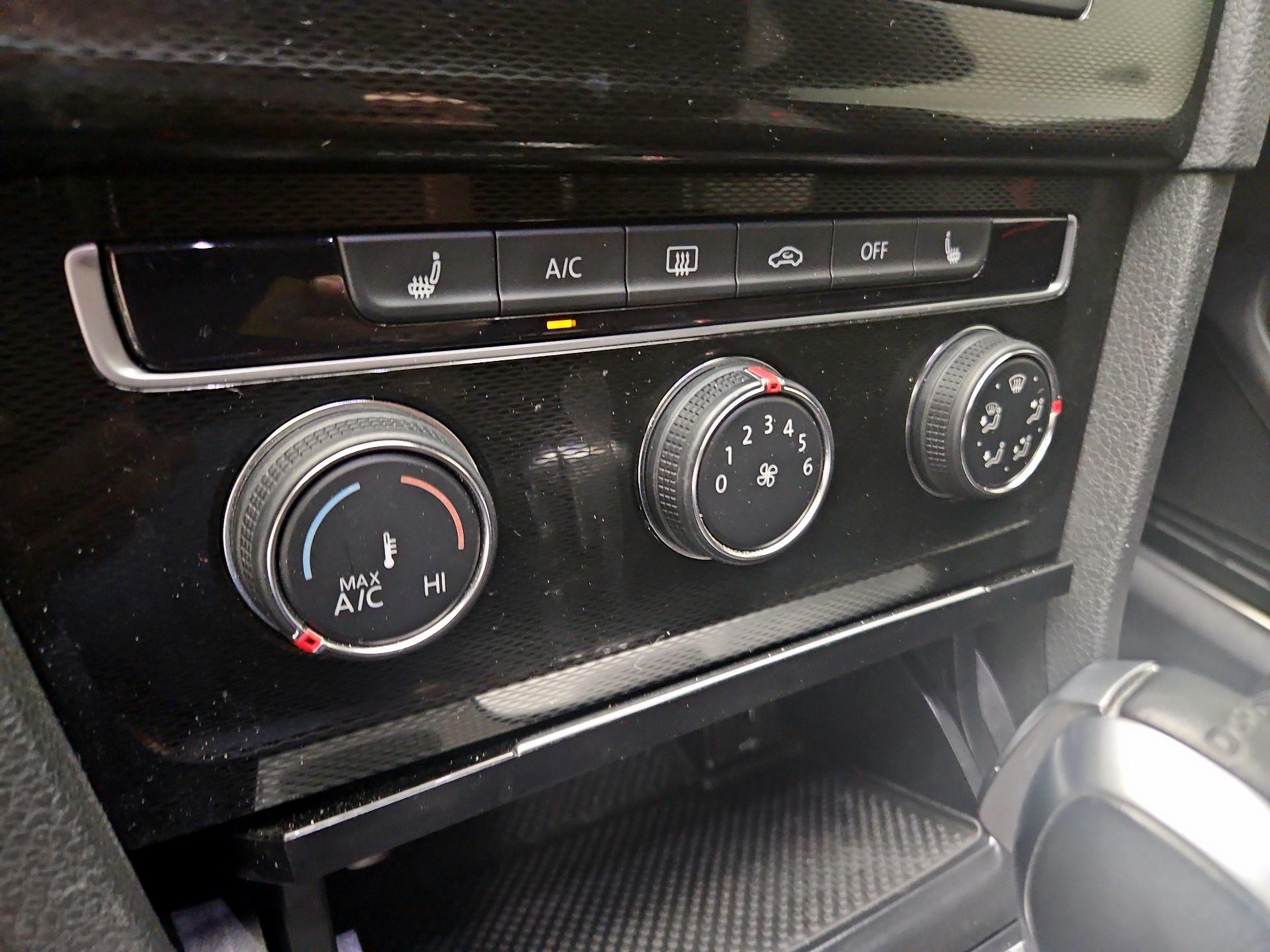 Thumbnail: 2017 Volkswagen Golf - 16