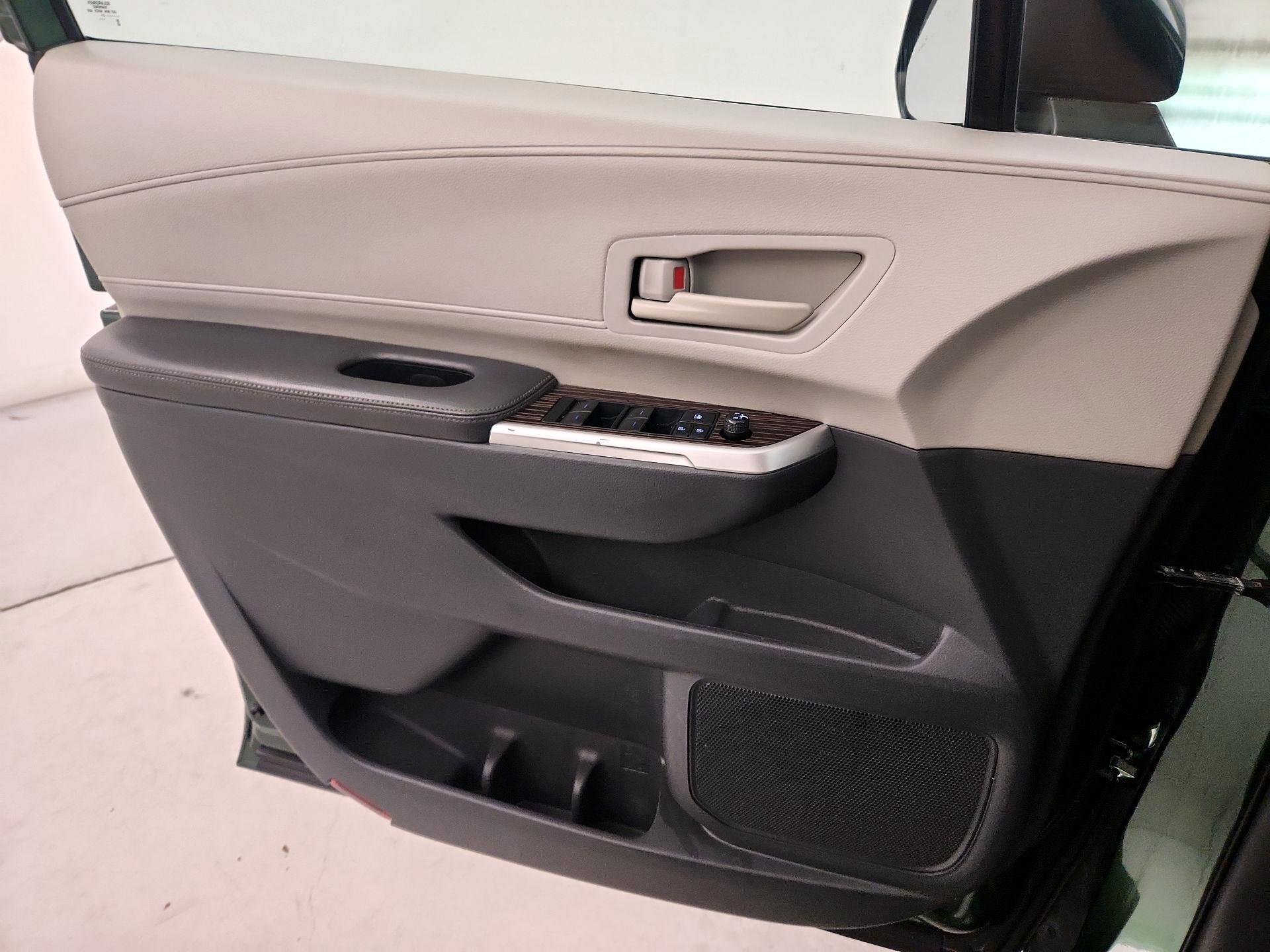 Thumbnail: 2021 Toyota Sienna - 12