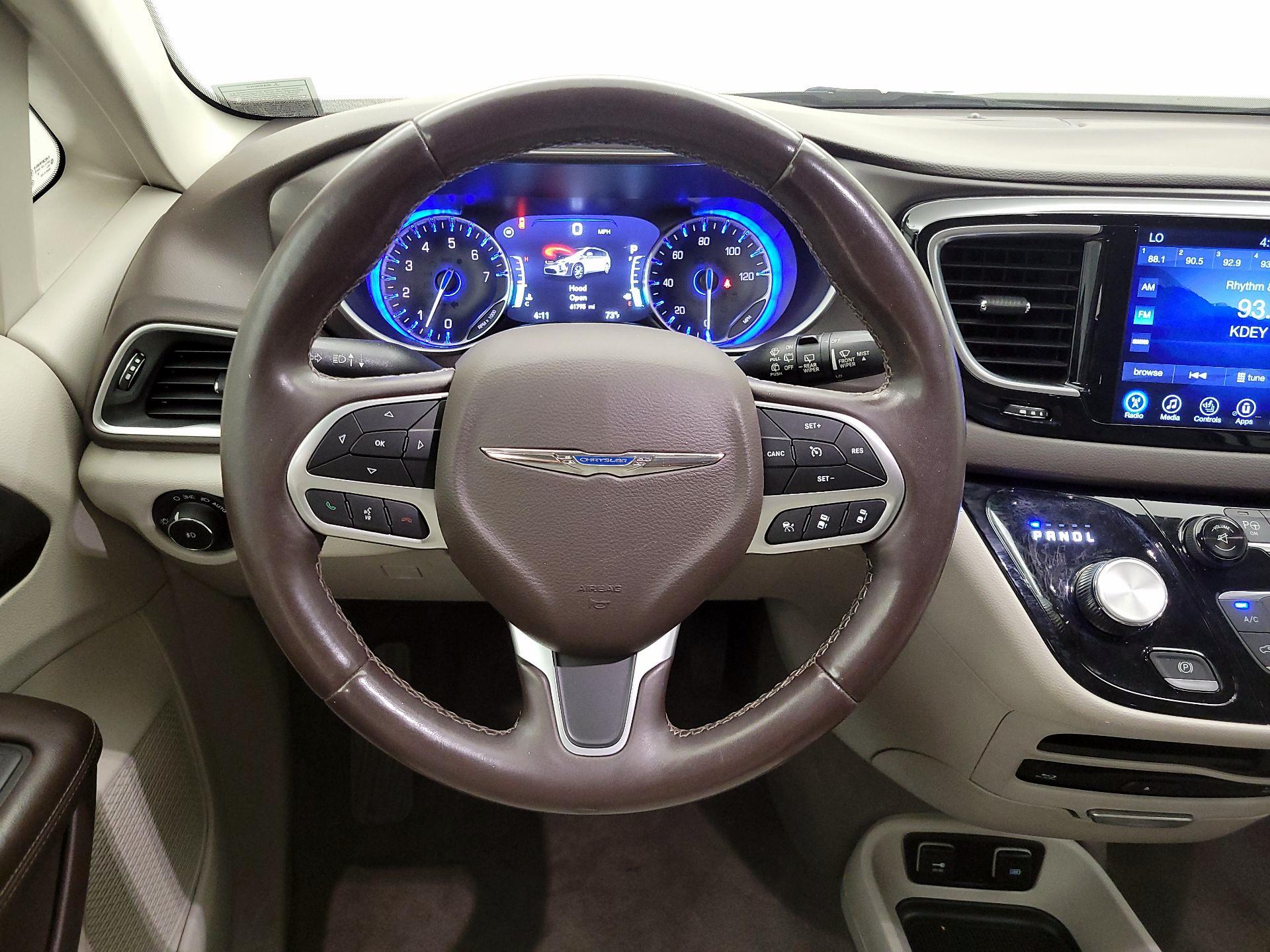 Thumbnail: 2017 Chrysler Pacifica - 10