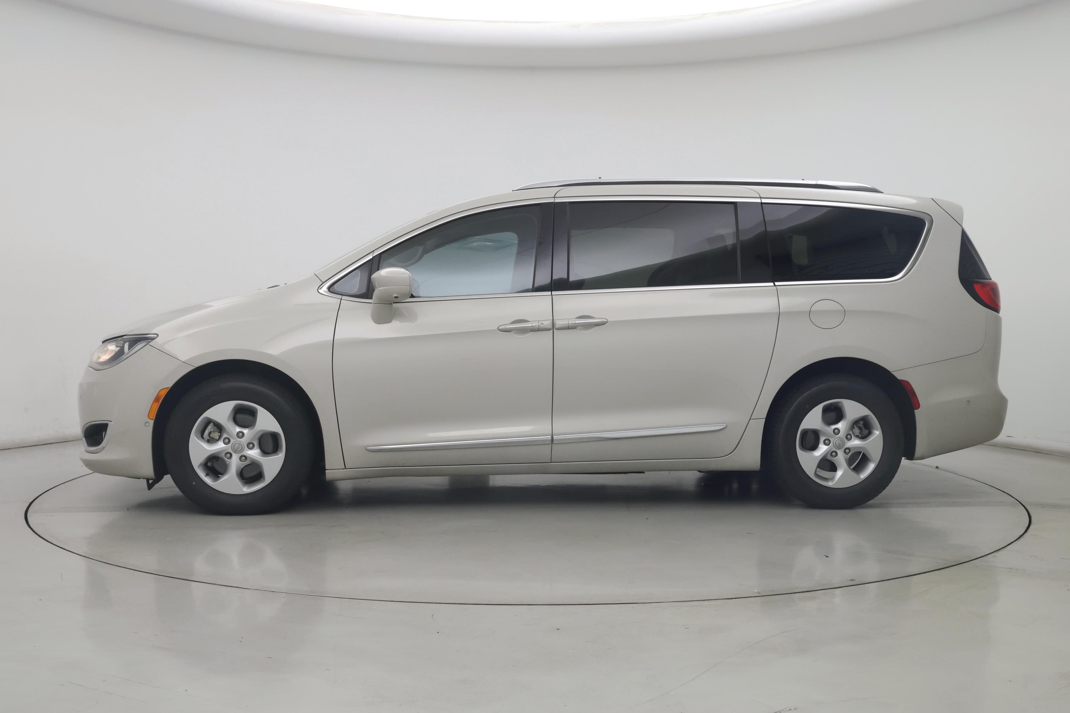 Thumbnail: 2017 Chrysler Pacifica - 3