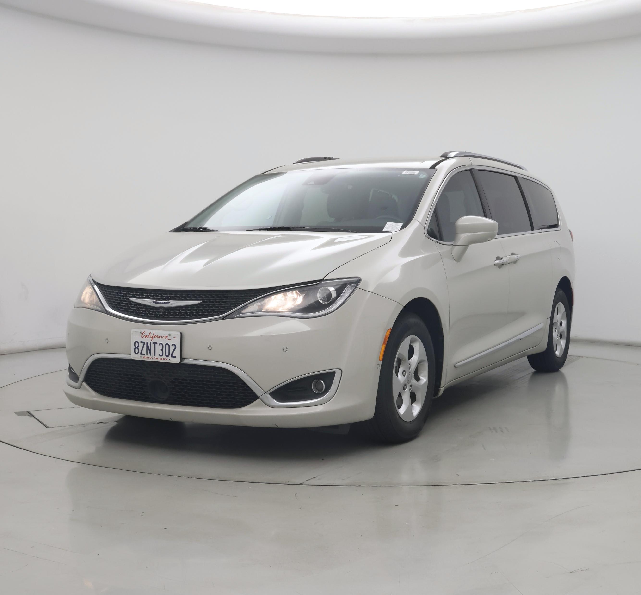 Thumbnail: 2017 Chrysler Pacifica - 4