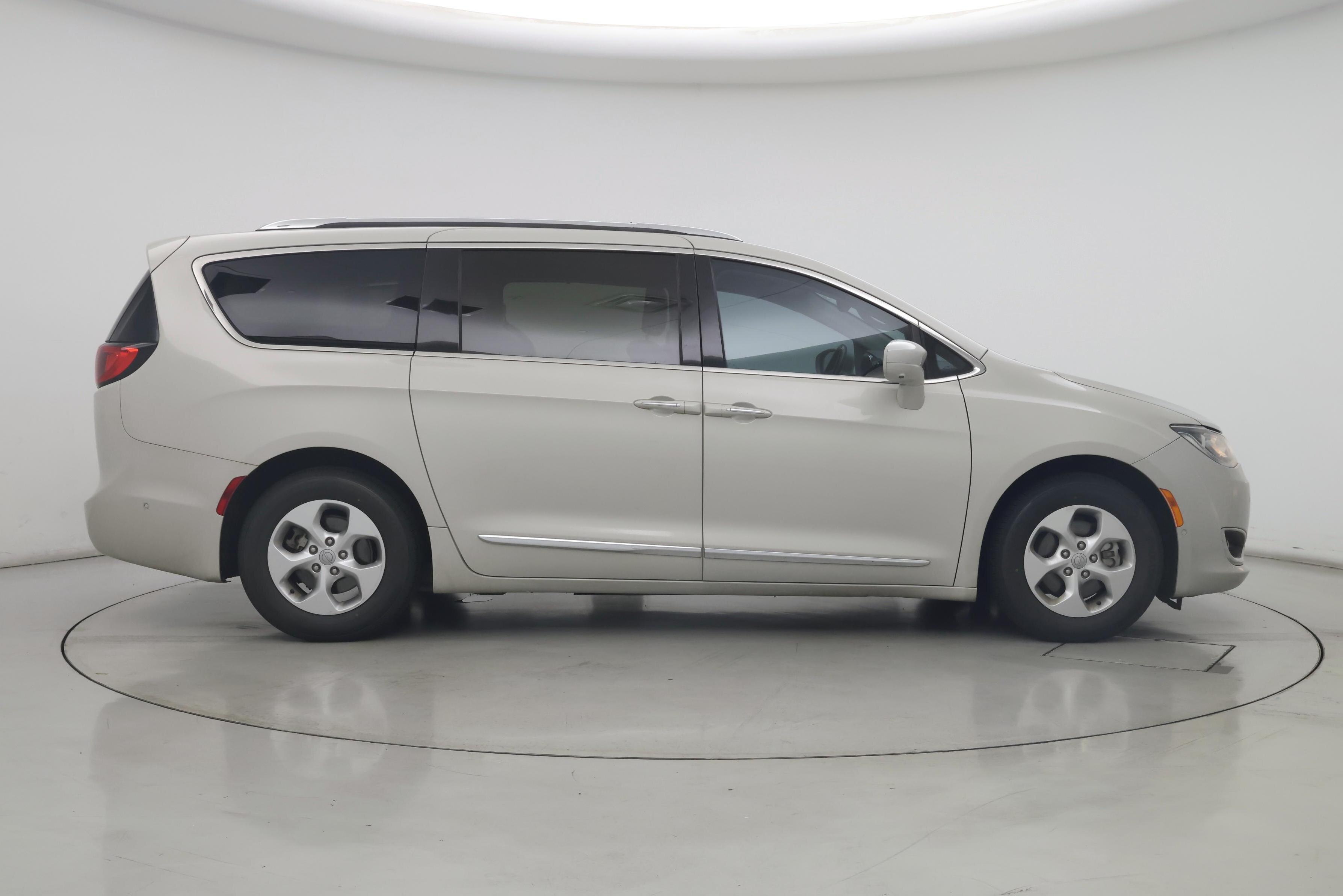 Thumbnail: 2017 Chrysler Pacifica - 7