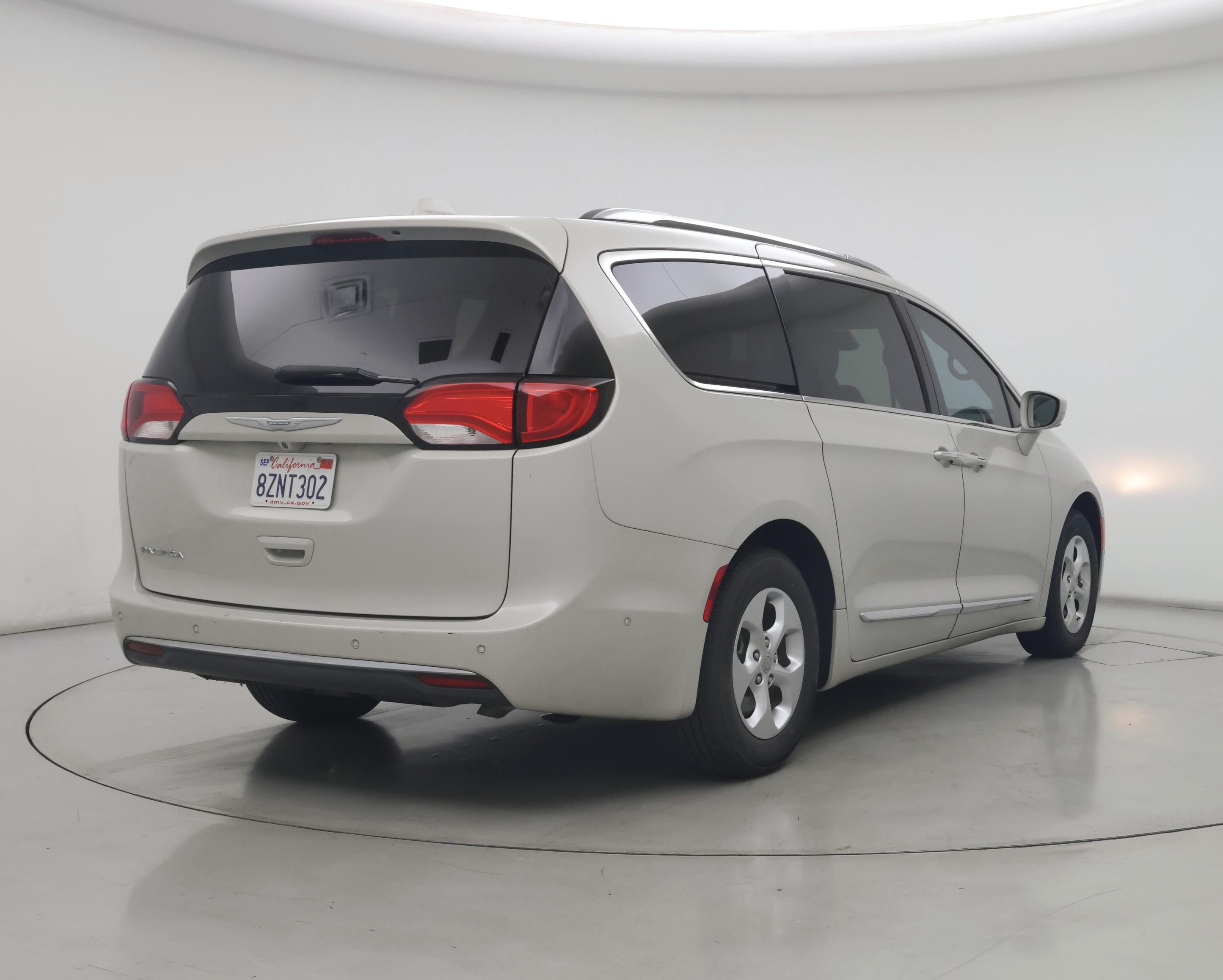 Thumbnail: 2017 Chrysler Pacifica - 8