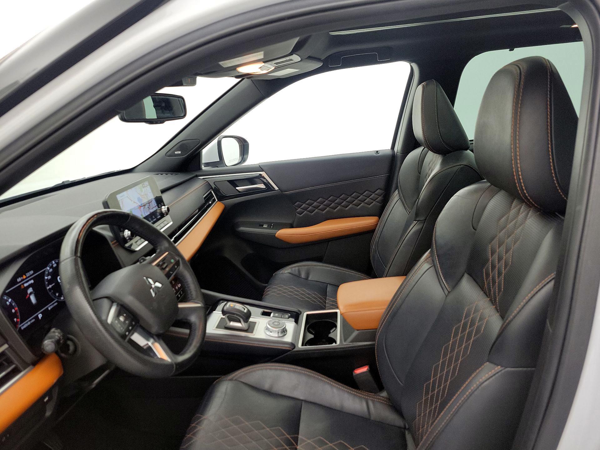 Thumbnail: 2023 Mitsubishi Outlander - 11