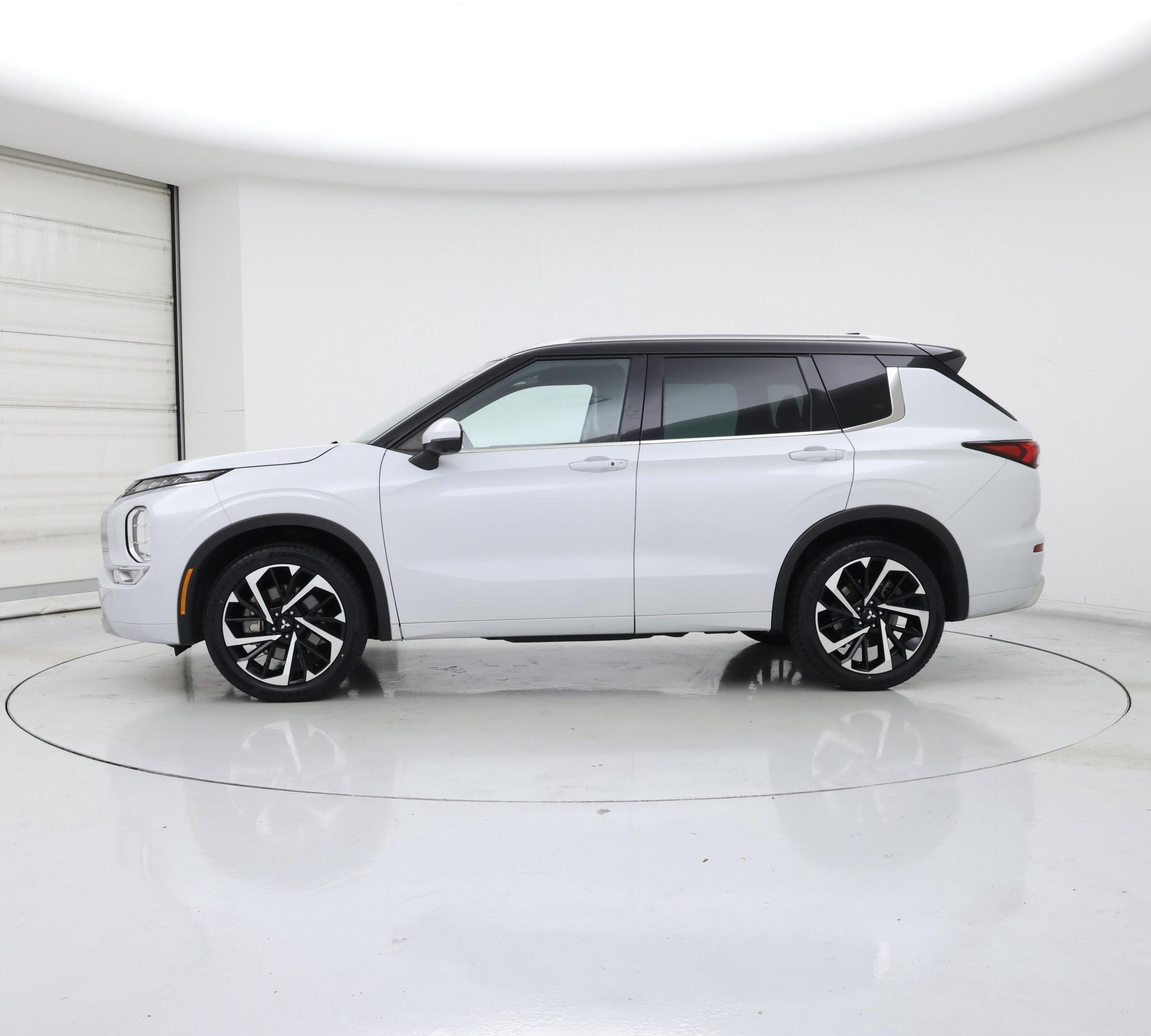 Thumbnail: 2023 Mitsubishi Outlander - 3