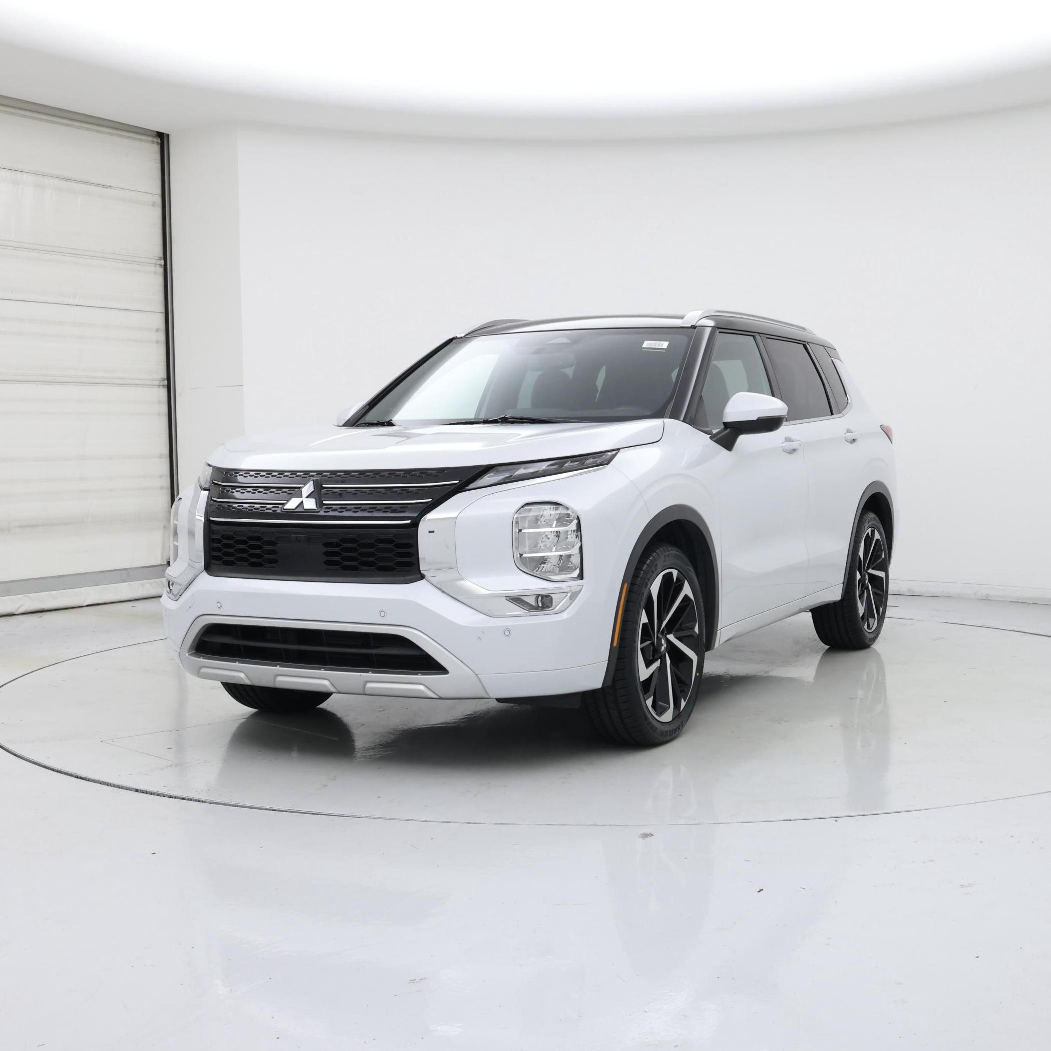 Thumbnail: 2023 Mitsubishi Outlander - 4