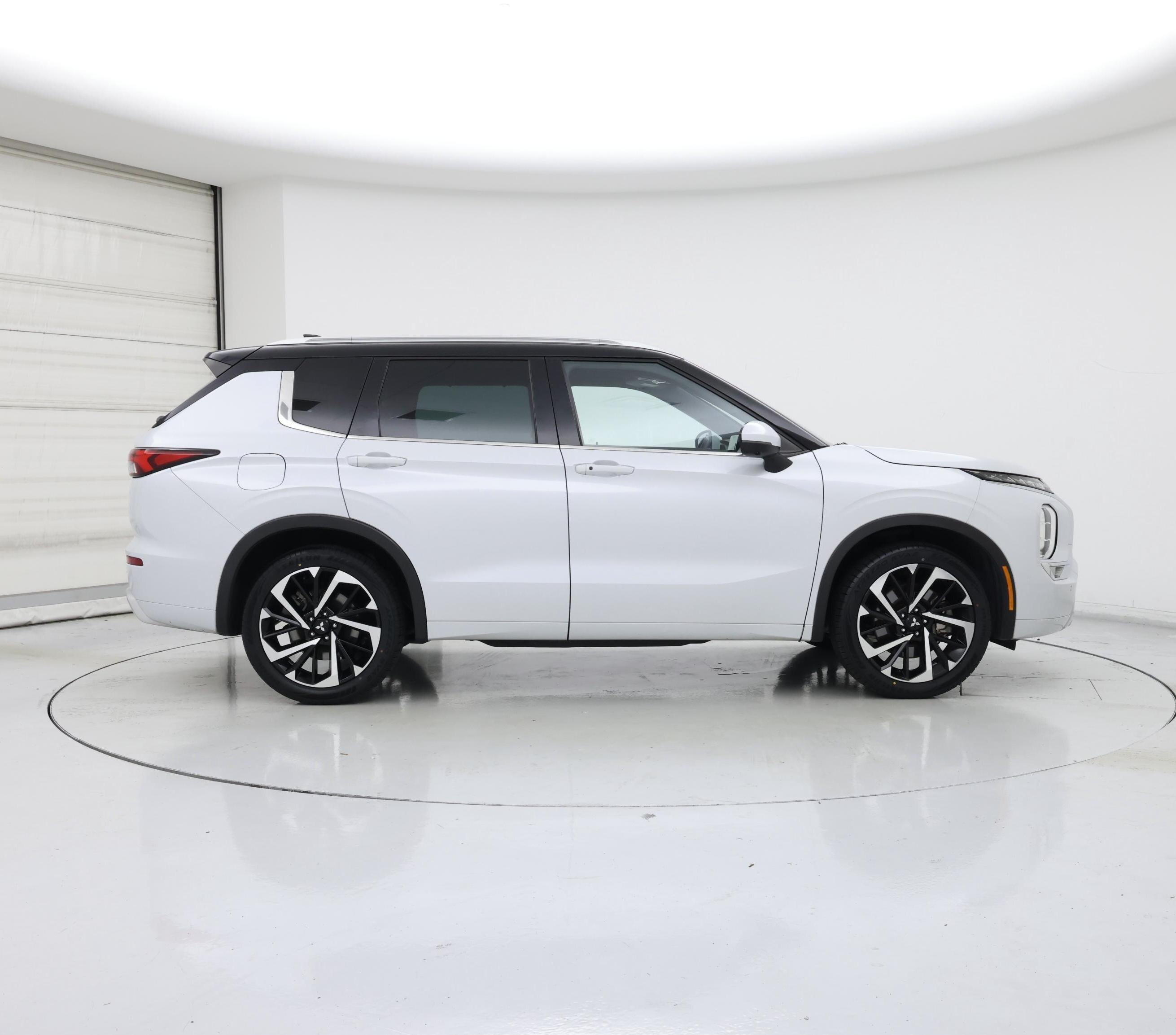 Thumbnail: 2023 Mitsubishi Outlander - 7