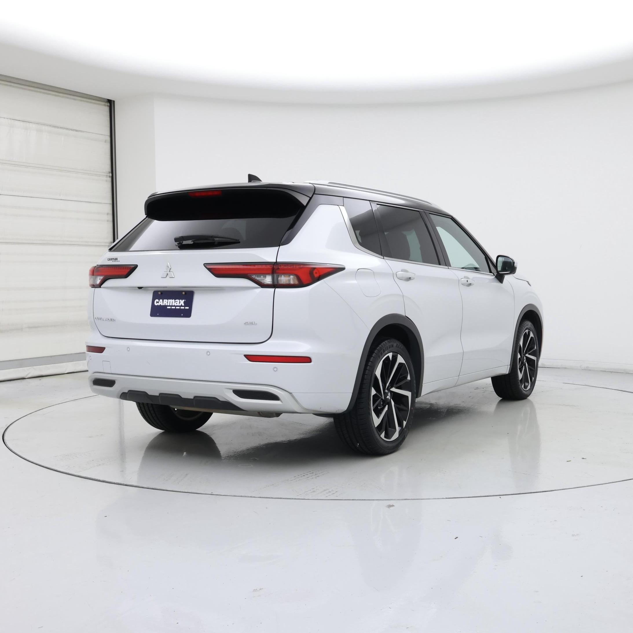 Thumbnail: 2023 Mitsubishi Outlander - 8