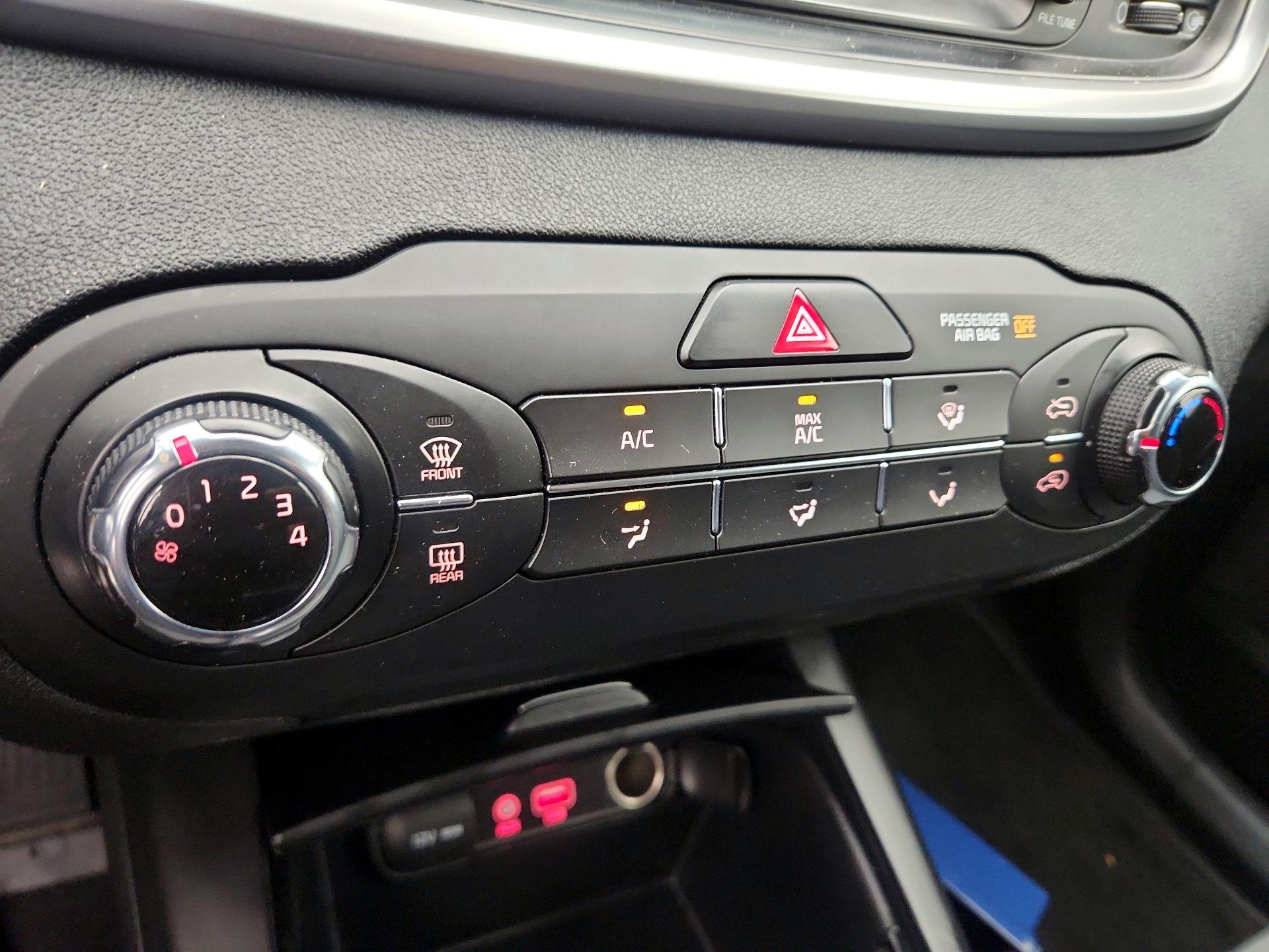 Thumbnail: 2020 Kia Sorento - 16