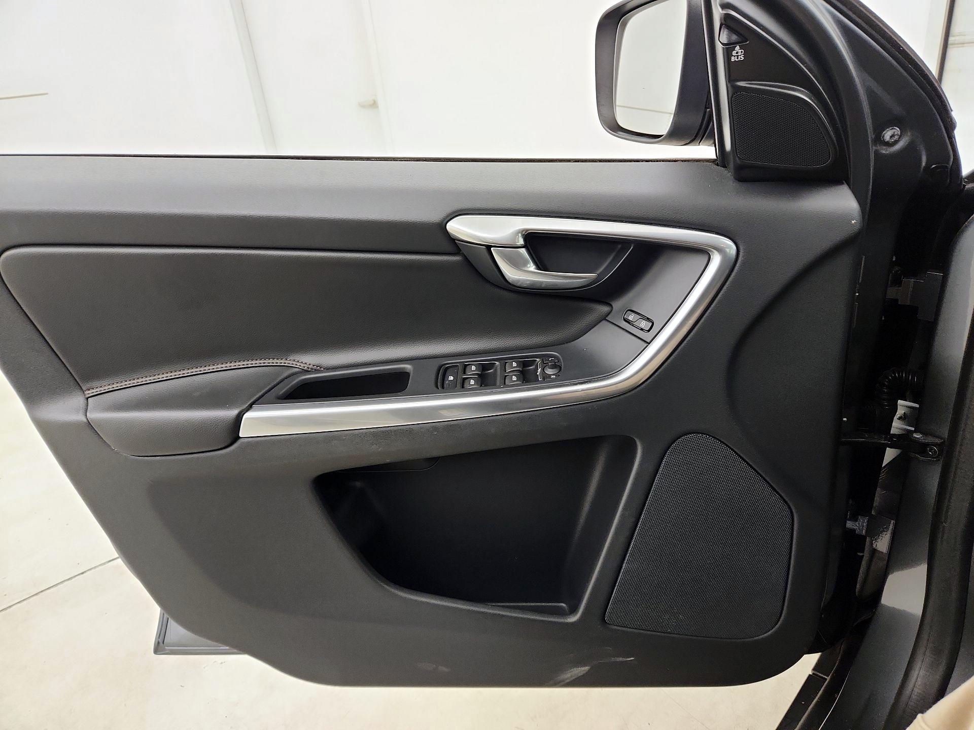 Thumbnail: 2017 Volvo XC60 - 12