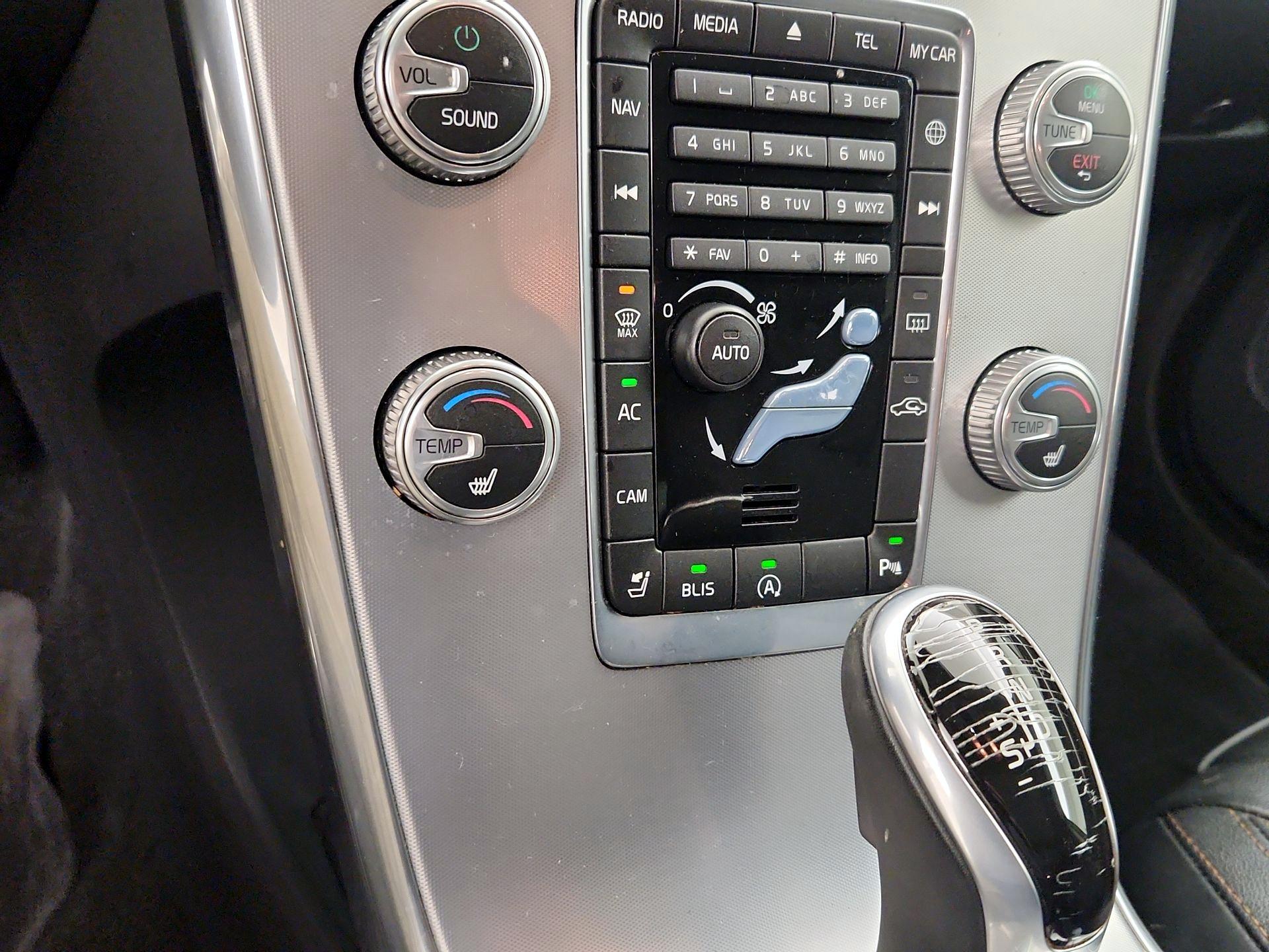 Thumbnail: 2017 Volvo XC60 - 16