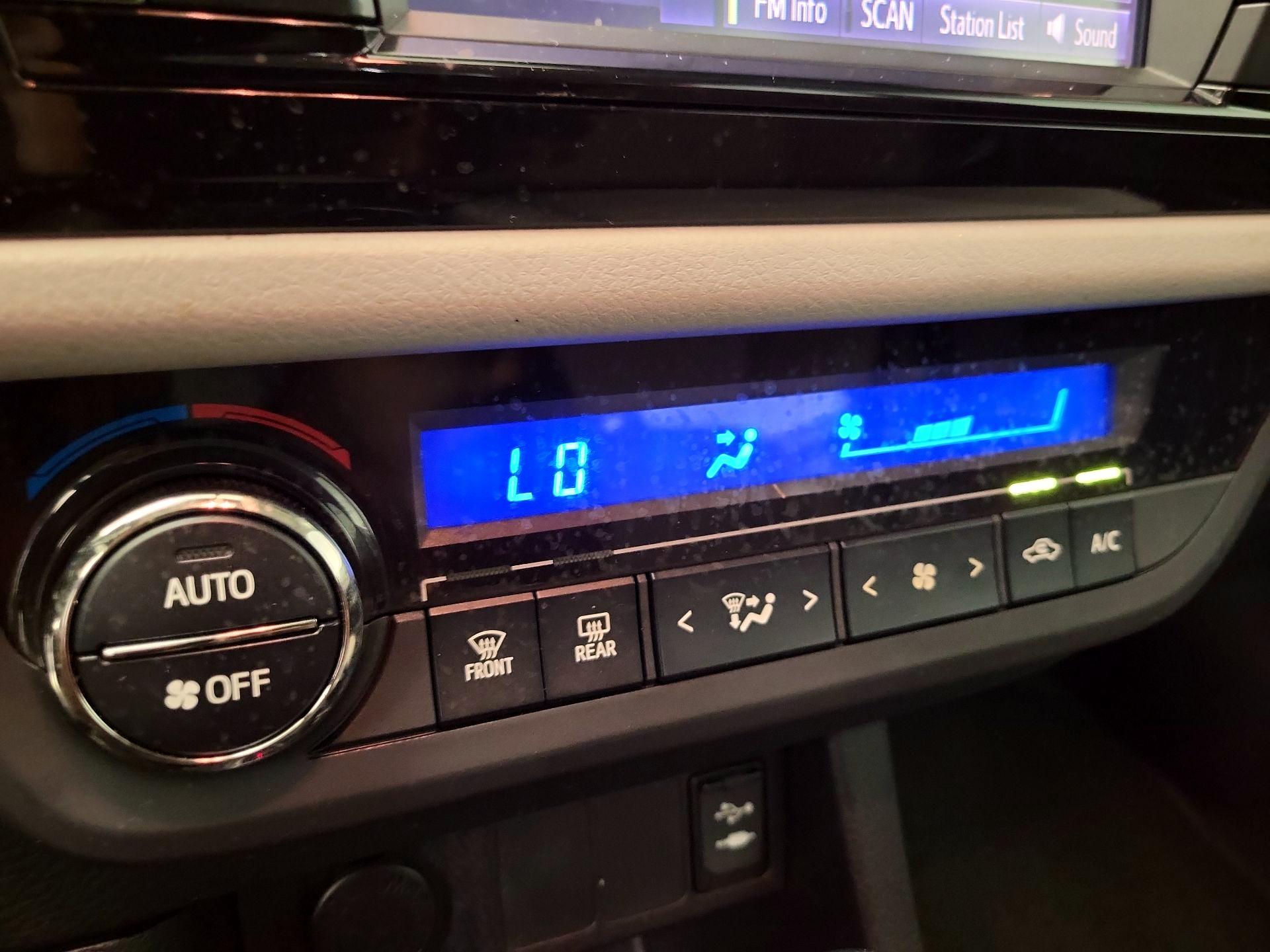 Thumbnail: 2014 Toyota Corolla - 16