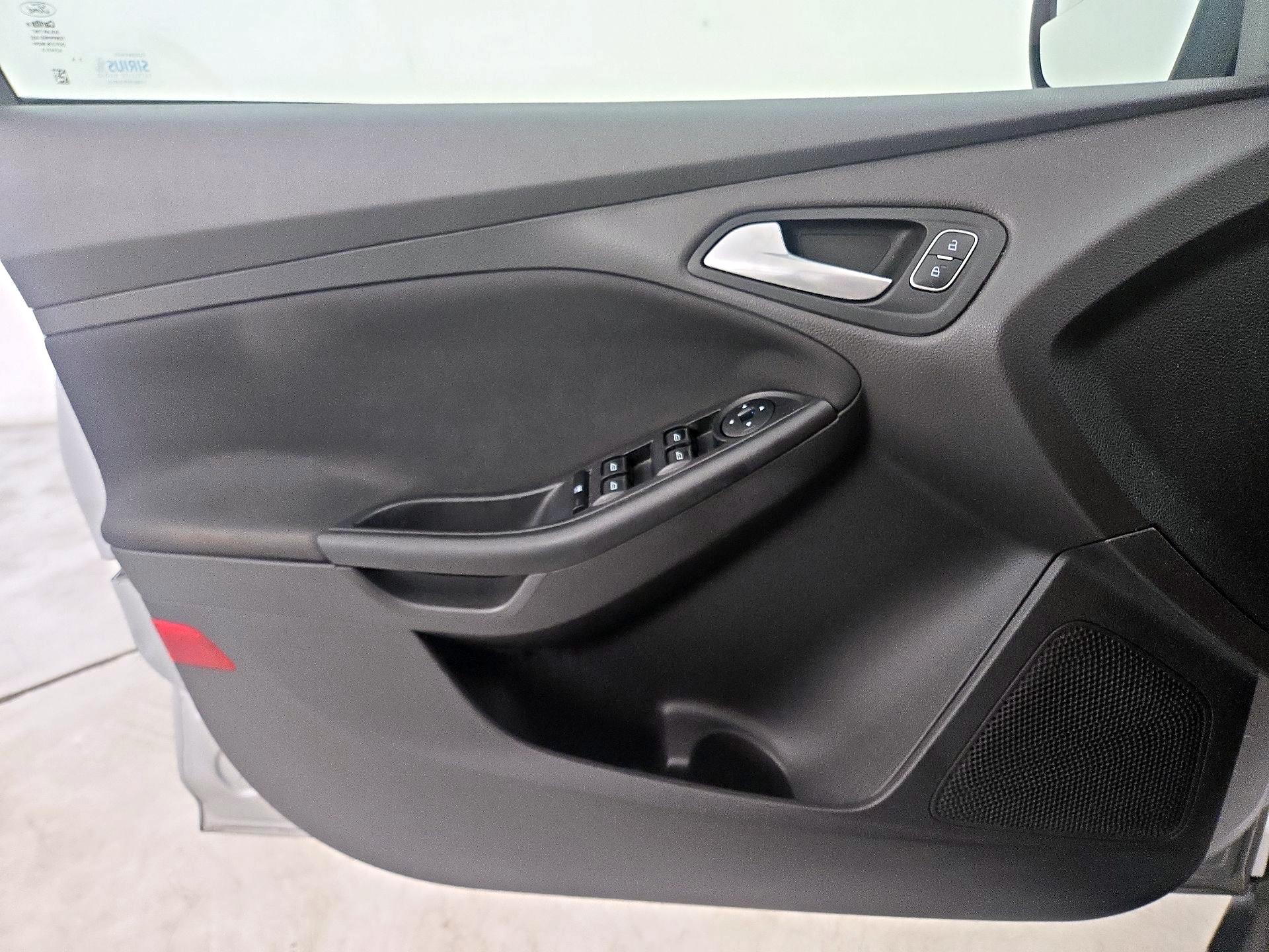 Thumbnail: 2015 Ford Focus - 12
